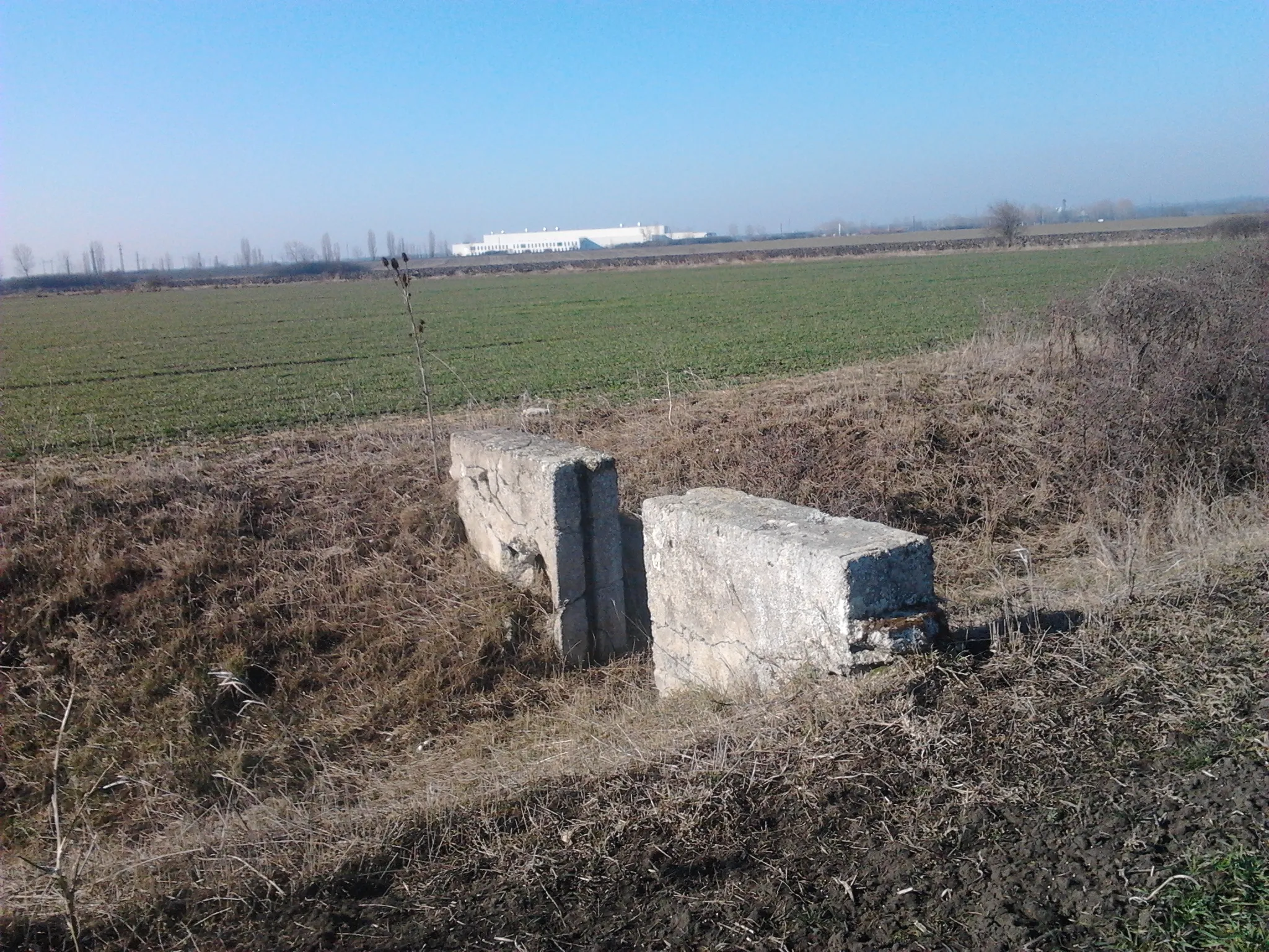 Photo showing: Irrigation canal sluice concrete element in Maklár