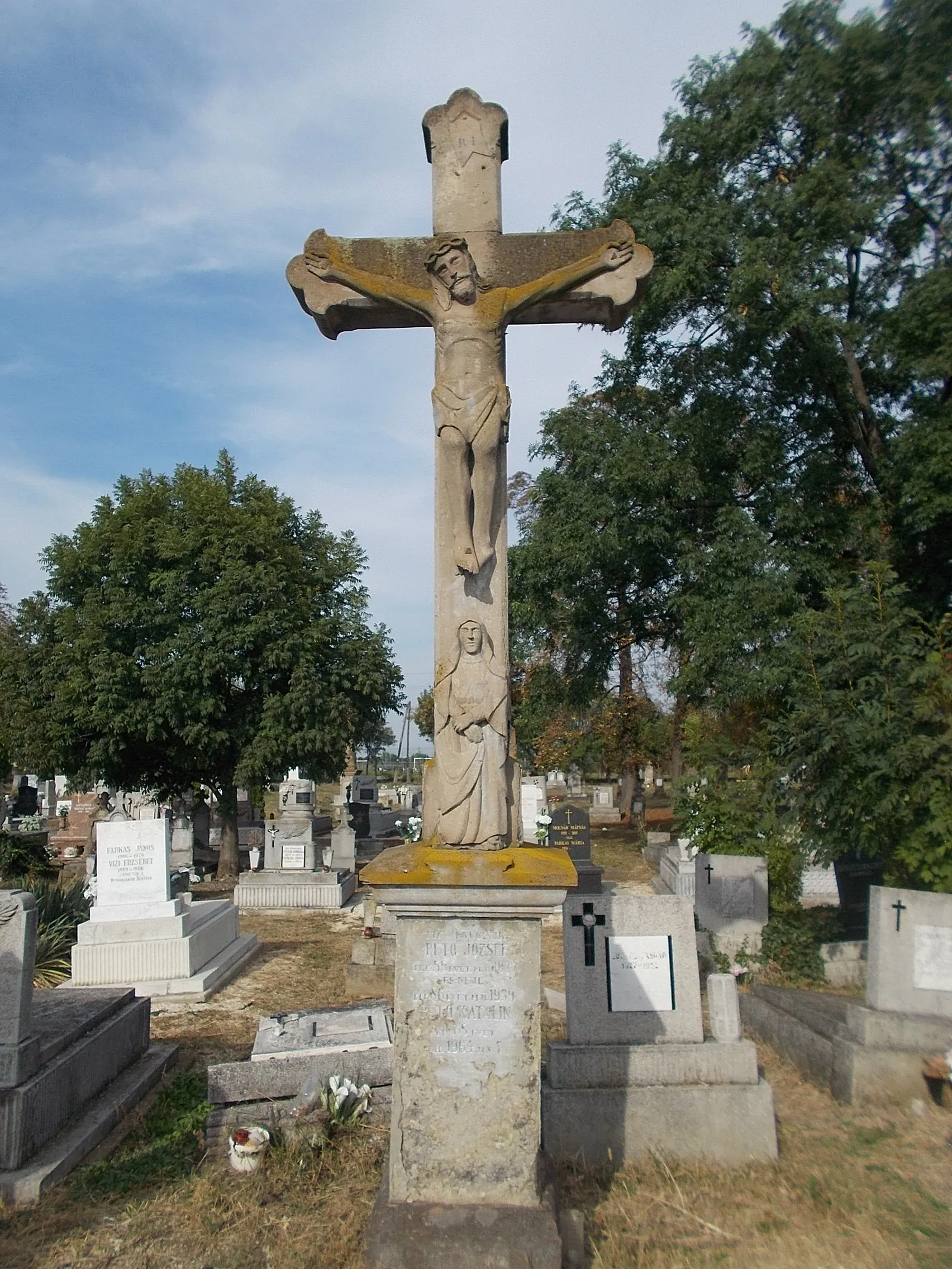 Photo showing: : Pető (1934) tomb crucifix with Mary statue in the Cemetery at Bogácsi út and Mátyás király út corner, Mezőkövesd, Borsod-Abaúj-Zemplén County, Hungary.