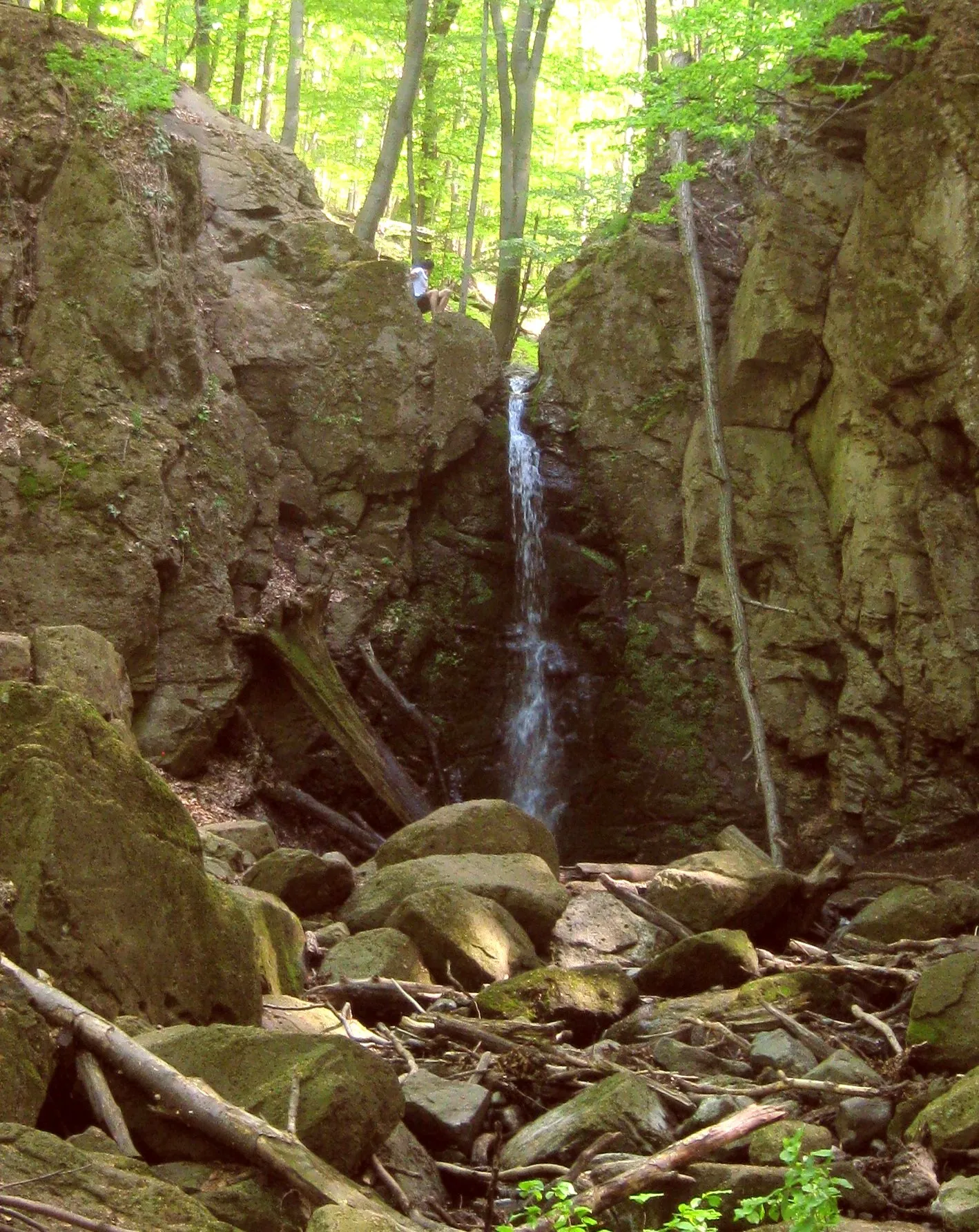 Photo showing: Ilona waterfall is in the Mátra mountains in Hungary.