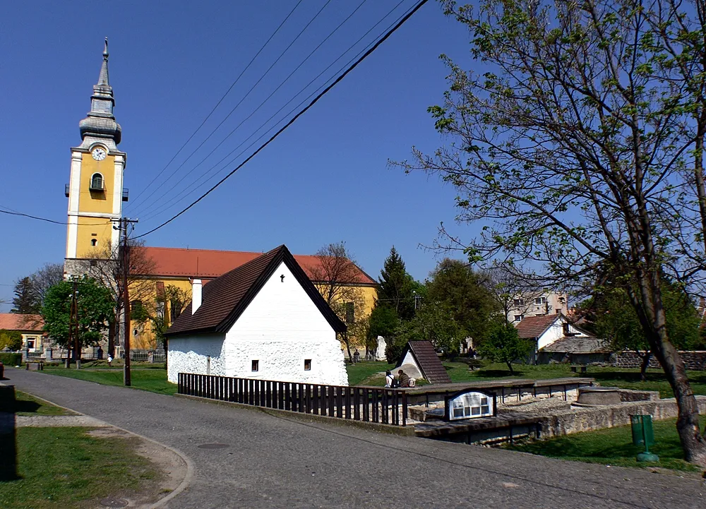 Photo showing: Pásztó, Plébániatemplom és az Oskolamester háza