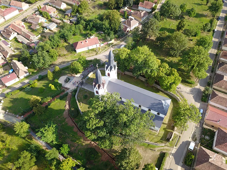 Photo showing: Pétervásár, templom légi felvételen