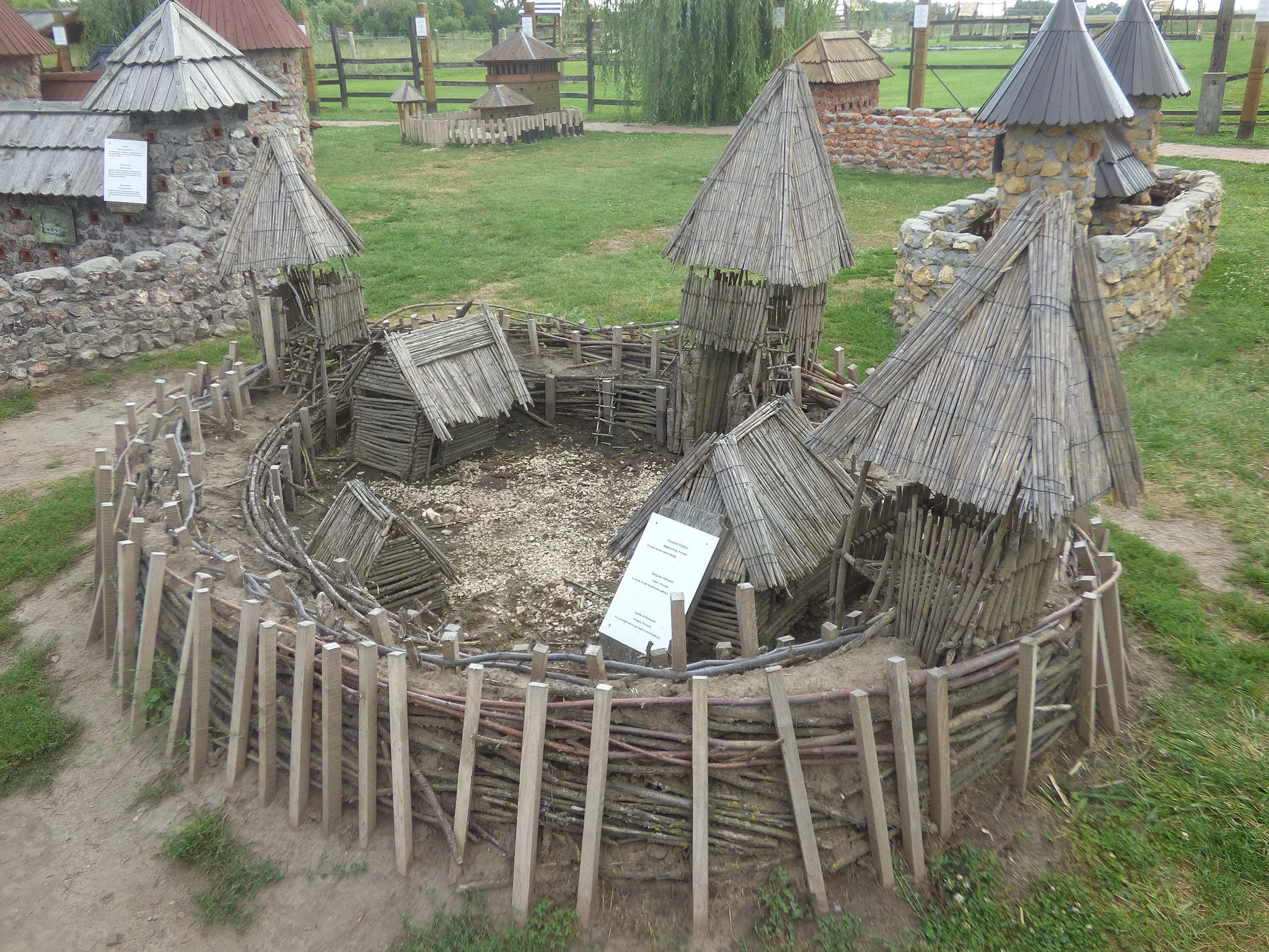 Photo showing: A poroszlói földvár makettje a dinnyési Várparkban