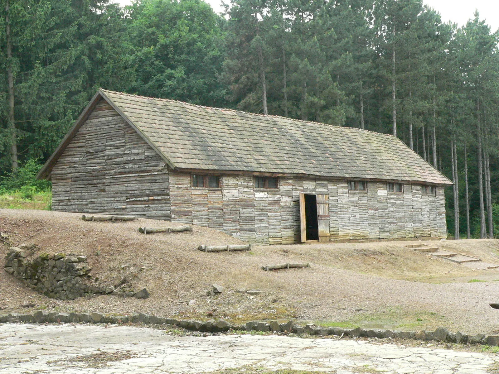 Photo showing: A recski tábor egyik barakkja