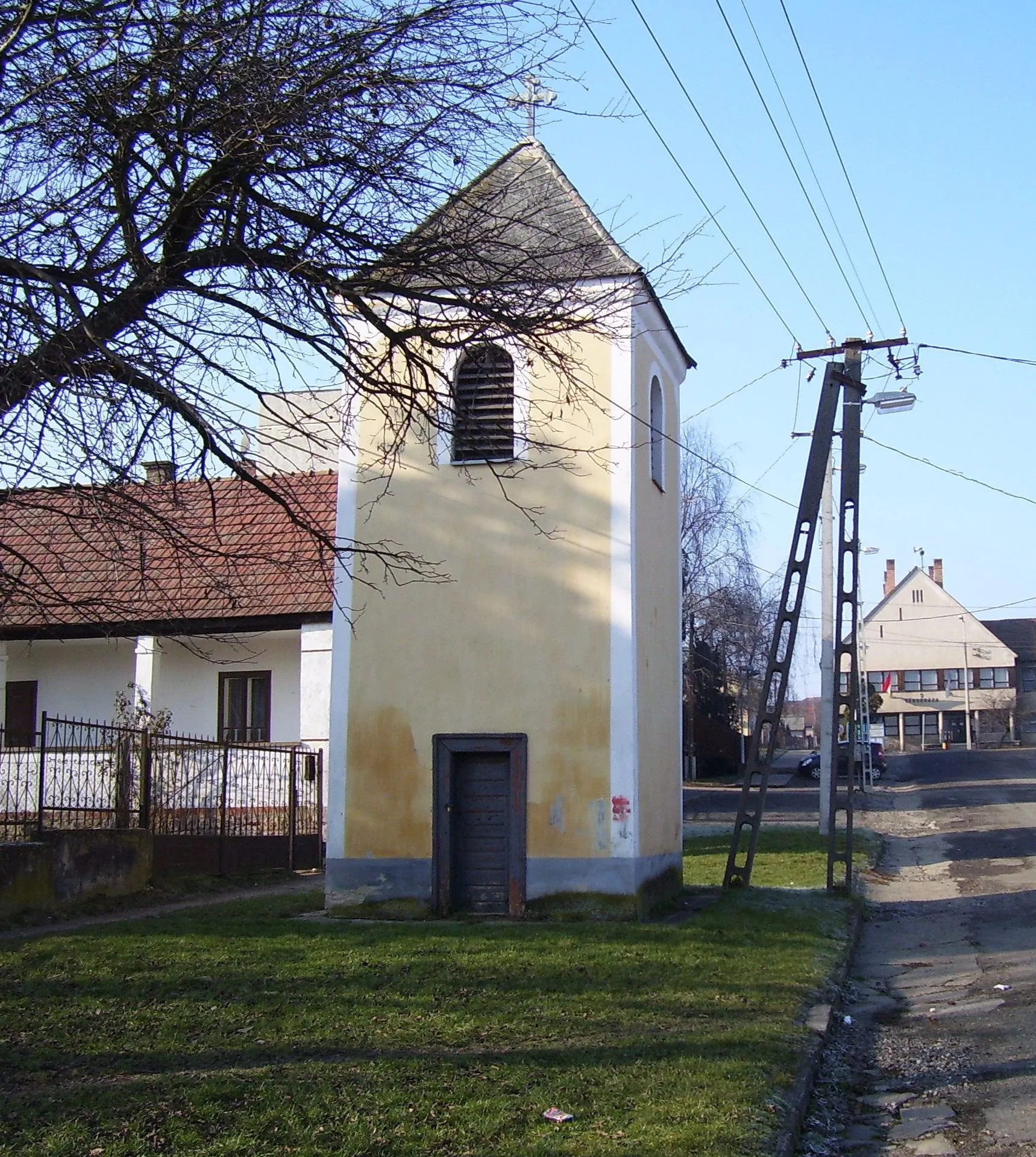 Photo showing: Lutheran bell tower located in Kossuth street, Rétság, Hungary. The photo was taken in January 2010.