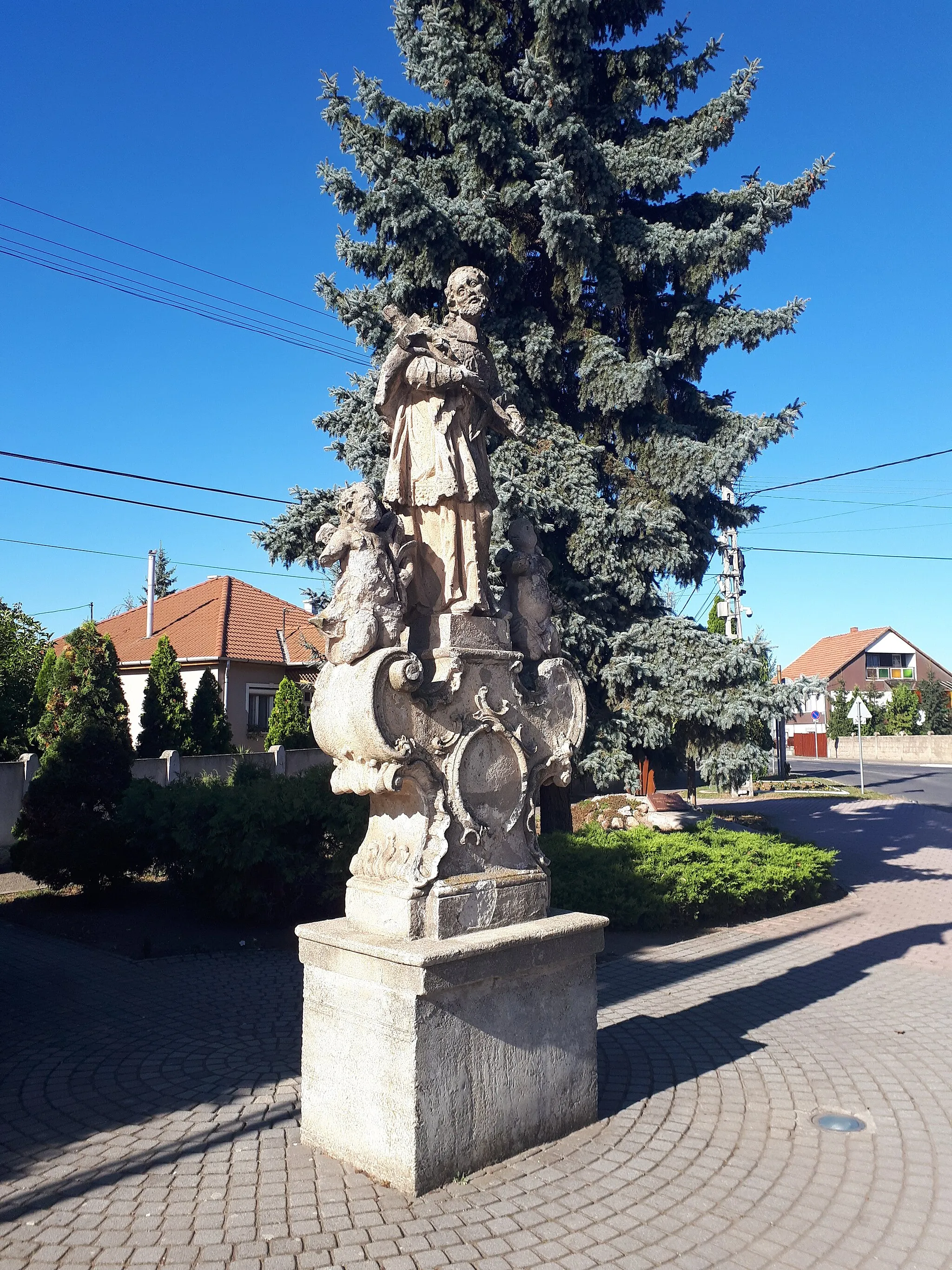 Photo showing: A műemlék Nepomuki Szent János-szobor Sajóládon, mely a műemléki adatbázissal ellentétben nem a Sajó-hídnál, hanem a főtéren, a templomnál áll

This is a photo of a monument in Hungary. Identifier: 3067