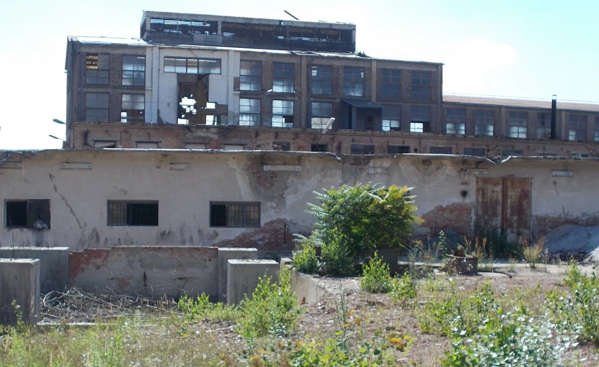 Photo showing: : Former glass factory. Former Bottle Factory Former Glass Factory National Company.-Úttörők Road and Rákóczi Road, Salgótarján, Nógrád County, Hungary.