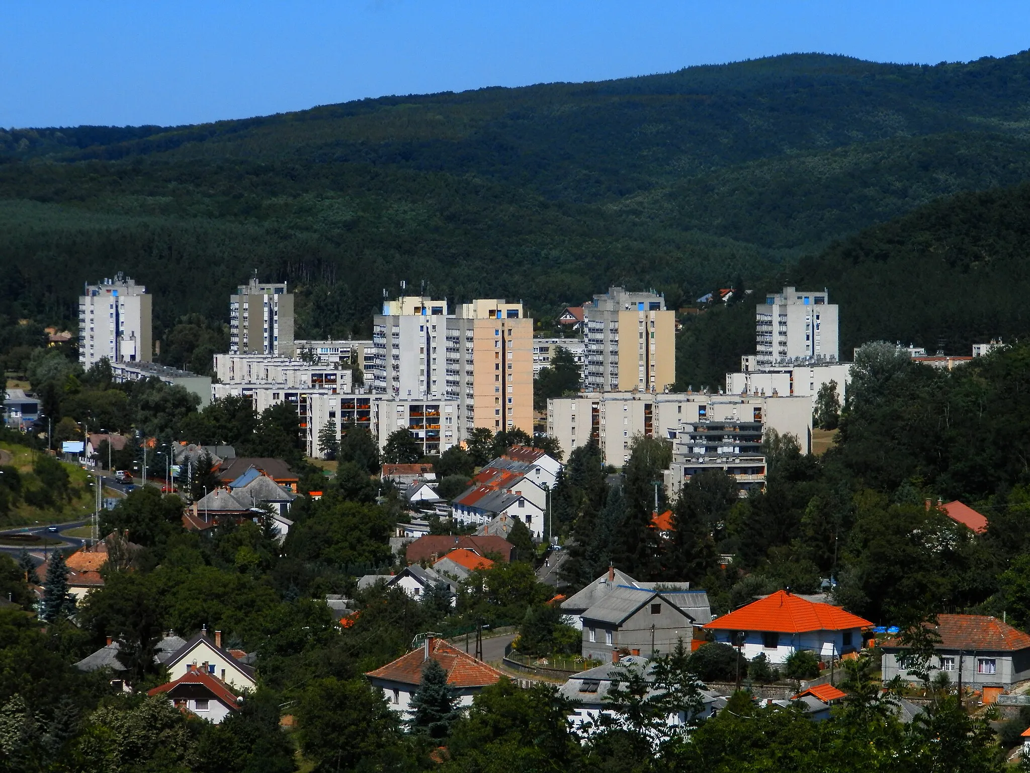 Photo showing: A teljes Beszterce-lakótelep a Kemerovó-lakótelepről nézve.