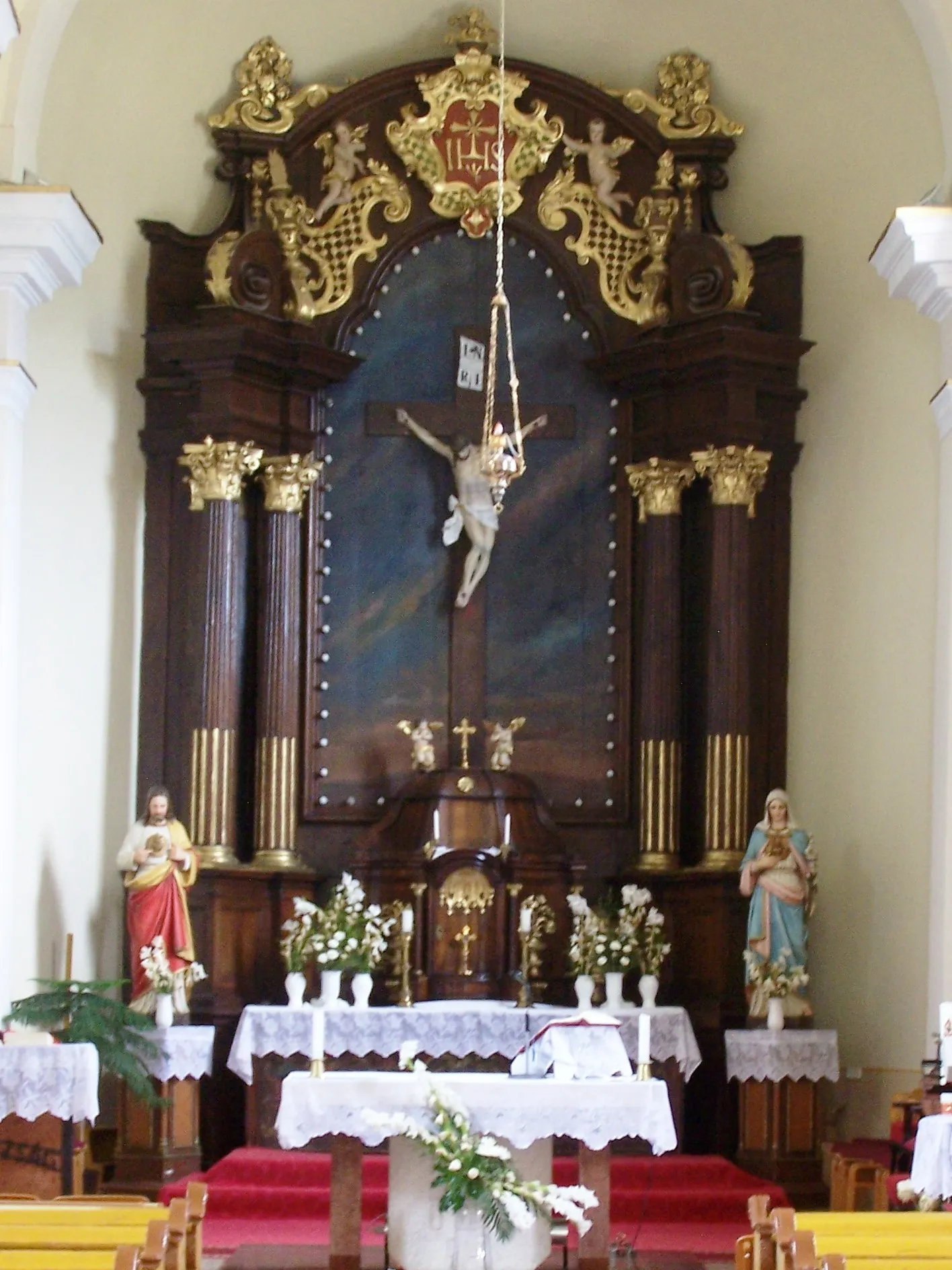 Photo showing: Main altar of Szurdokpüspöki church