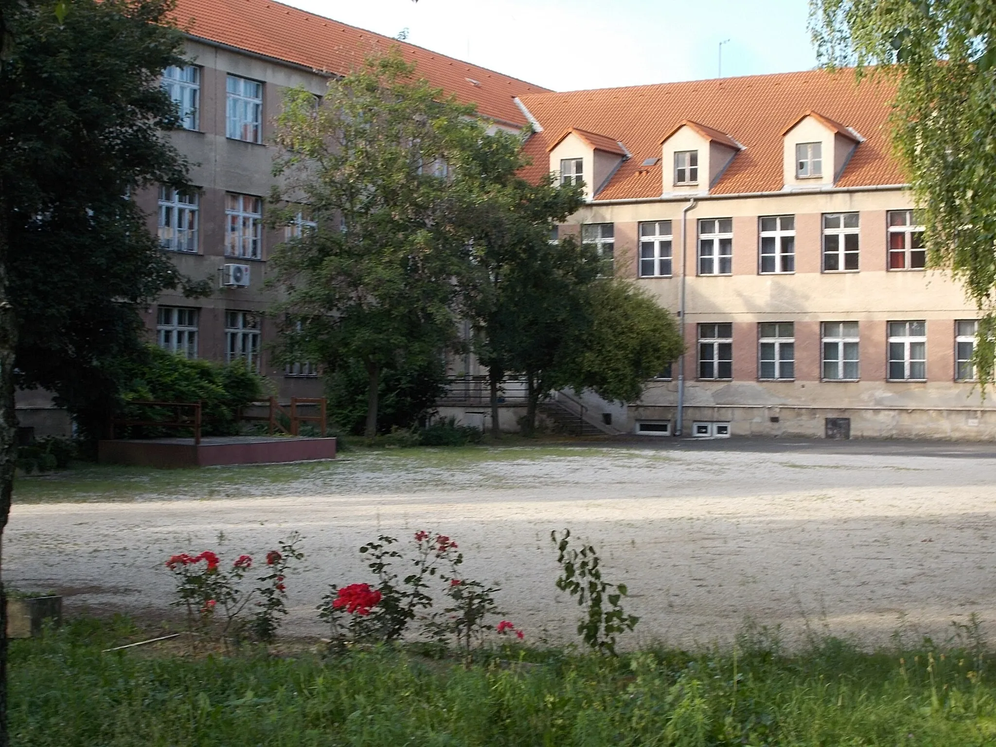 Photo showing: : Bródy Imre High School  and Elementary Art School - 4 Bródy Imre utca, Ajka, Veszprém County, Hungary.