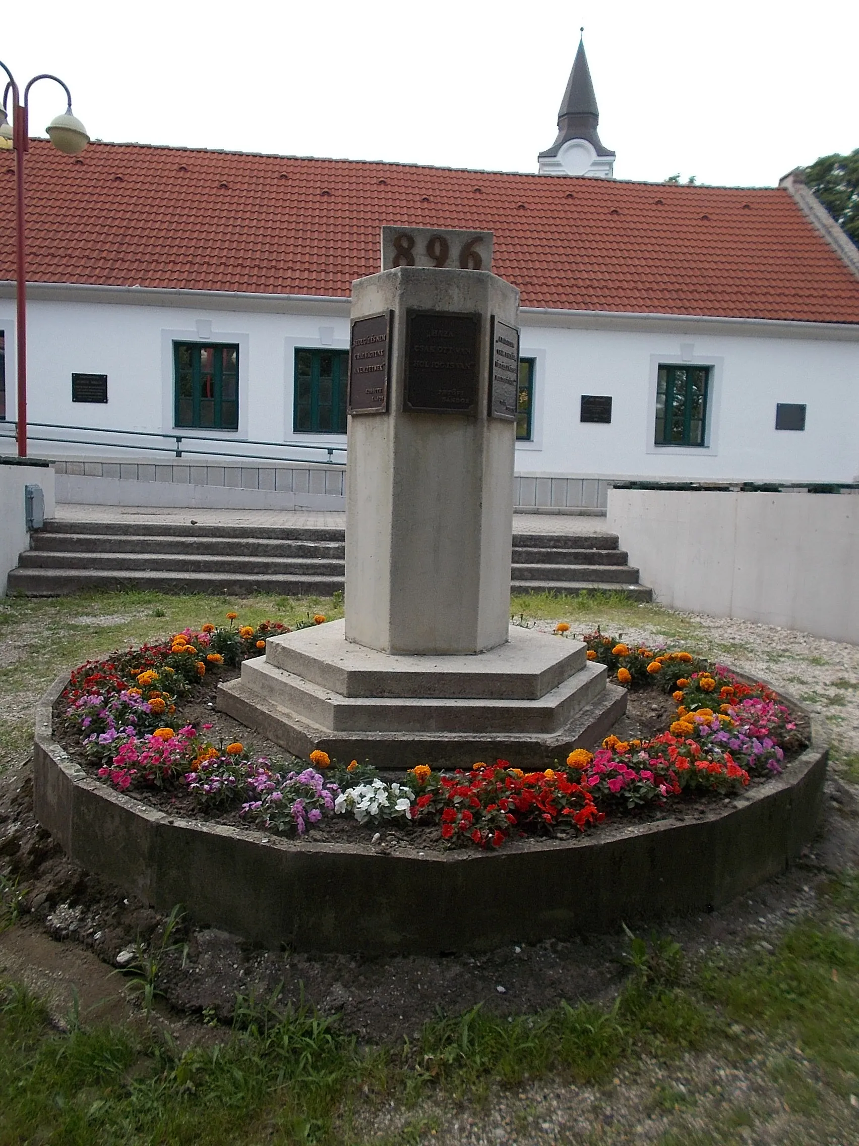 Photo showing: : 1100th Anniversary (Millecentennial?) Monument (or 896 Monument) (1996 works, hexagonal stone? column with six bronze plaques with quote, and big 896 number on the top refer to the date of the Hungarian conquest) - Borsos Miklós park, Templomdomb (~Church hill), Ajka, Veszprém County, Hungary.