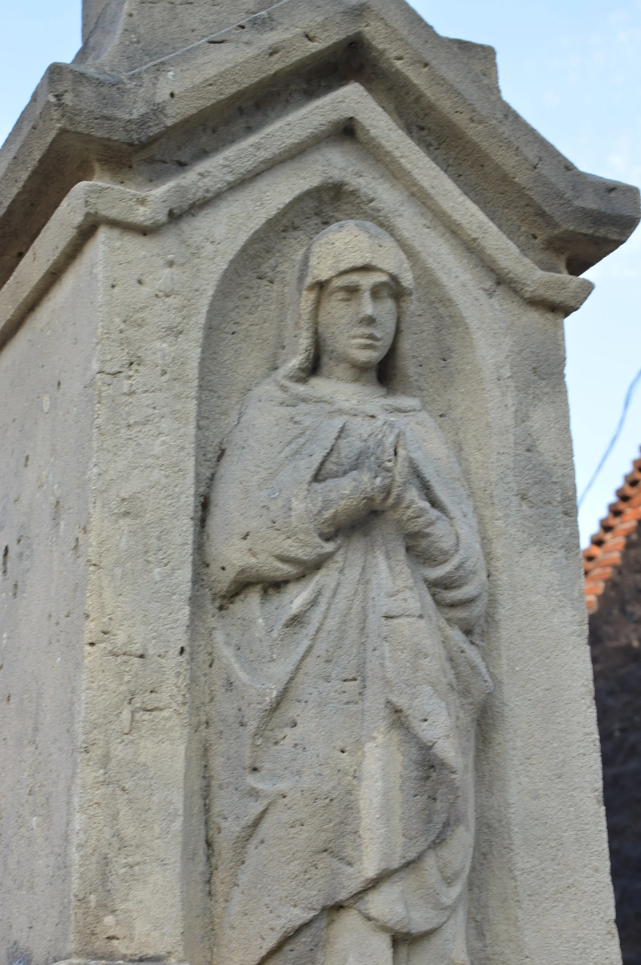 Photo showing: Wayside cross from 1906 in Badacsonytomaj, Hungary, on Fő utca near traffic circle