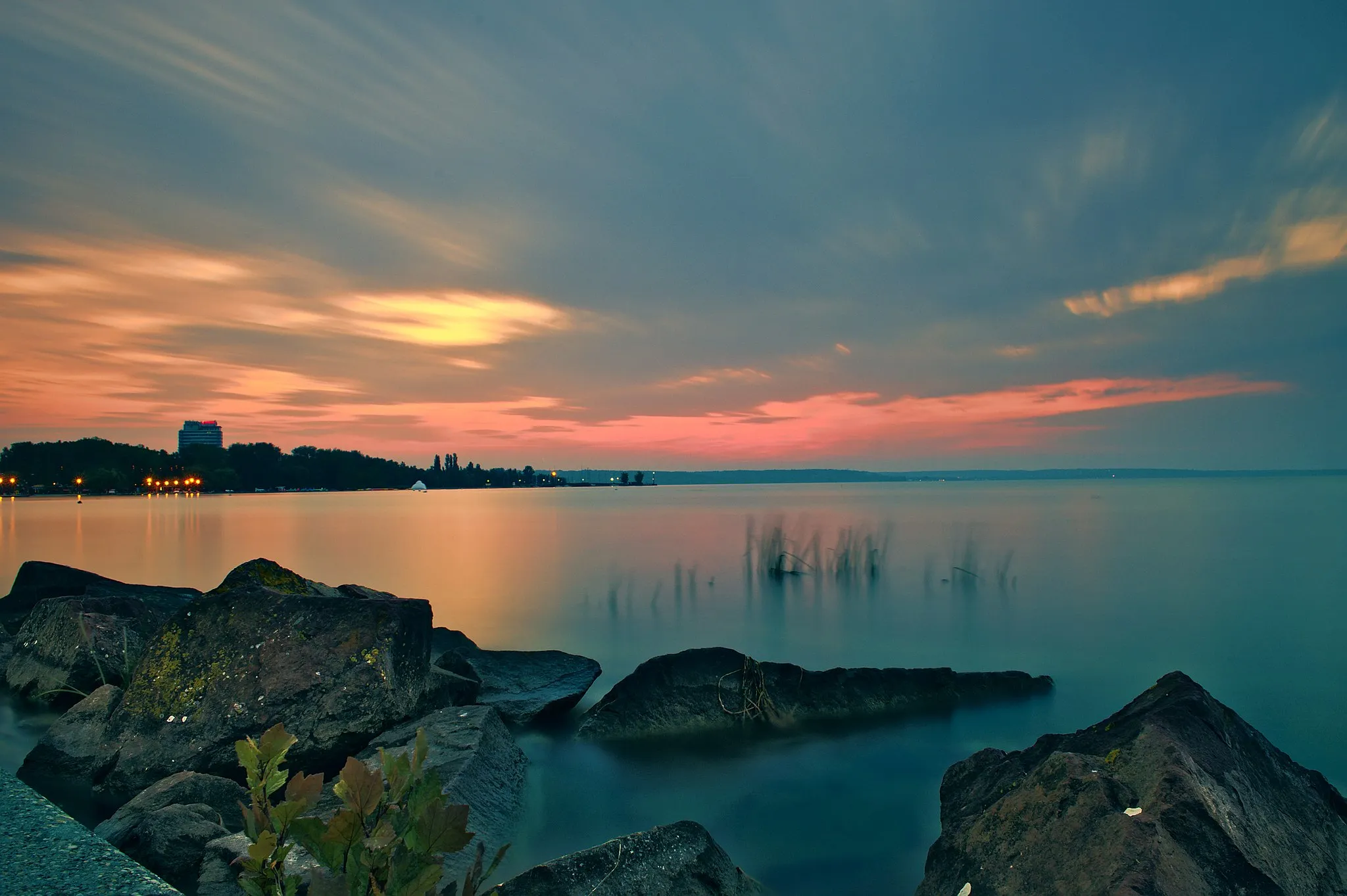 Photo showing: Long exposure of a sunrise by the lake