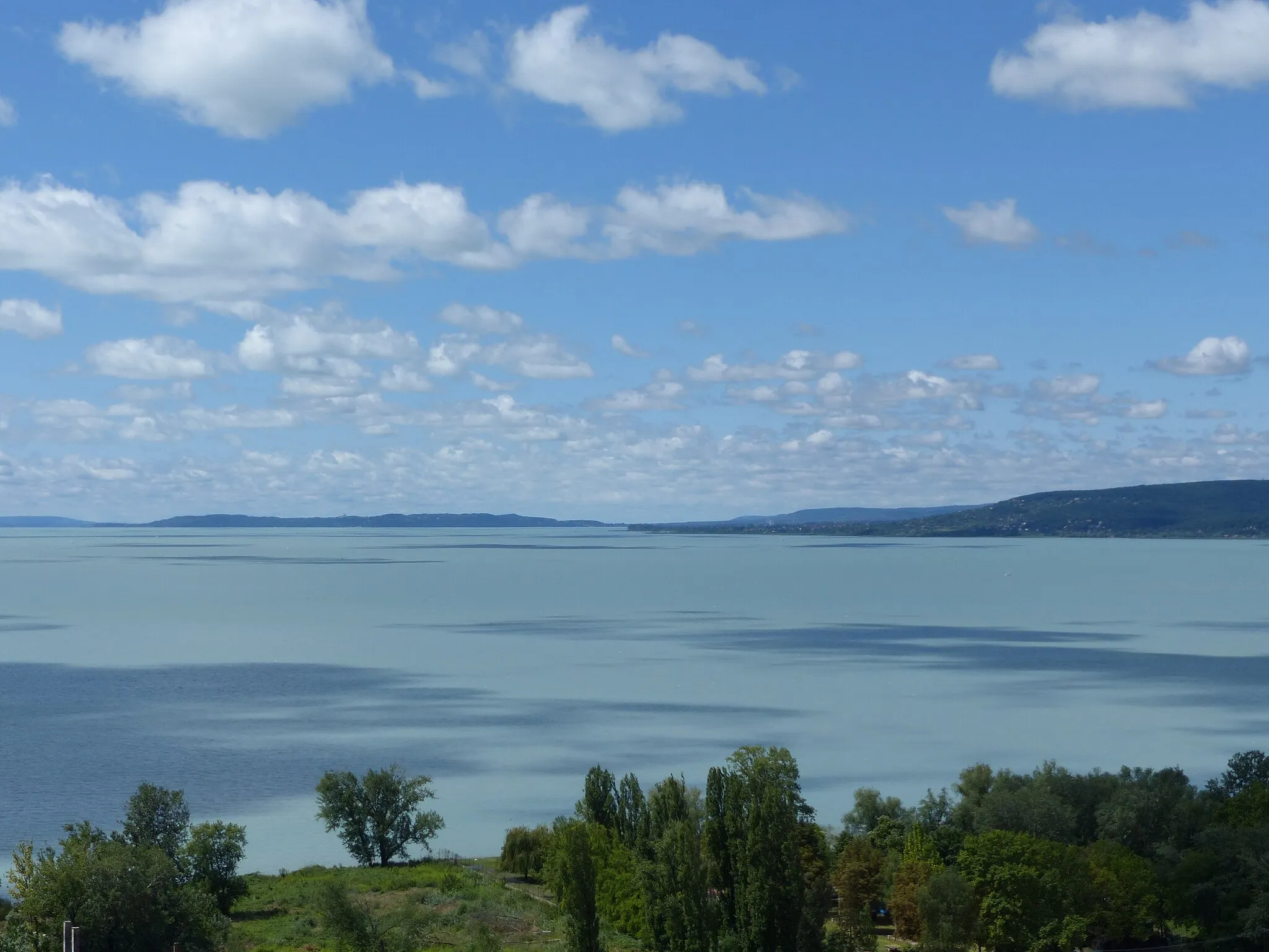 Photo showing: Balaton as seen from Partfő, Balatonkenese. Taken on the 14th of July, 2016.