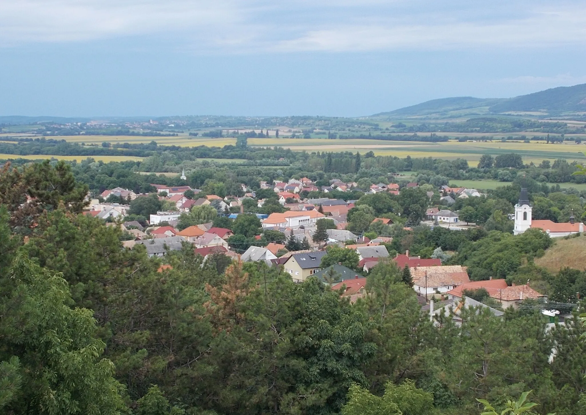 Photo showing: View toward house of culture (former Bodajkcinema) from Kesellő hill (cliff) - Bodajk, Fejér County, Hungary.