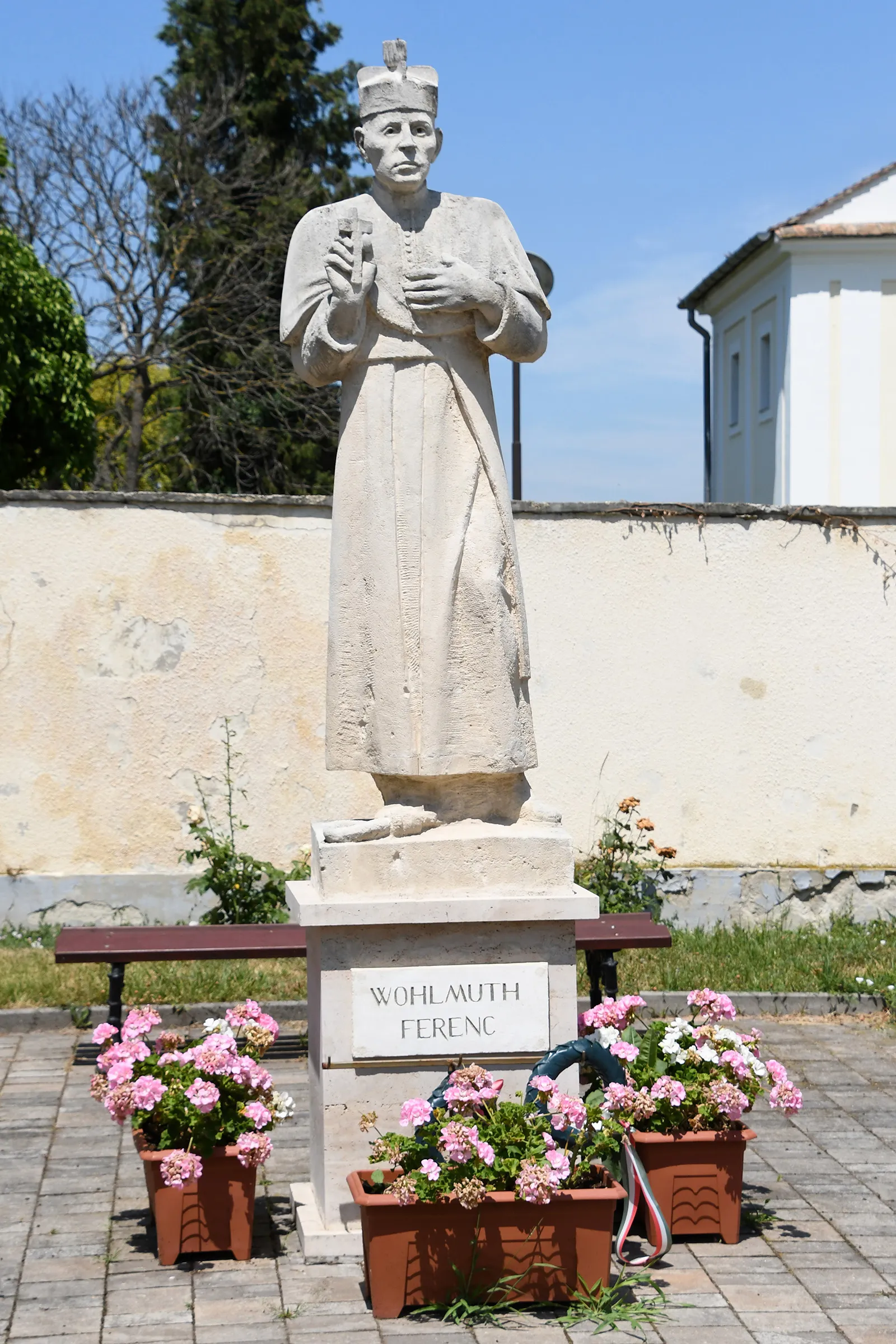 Photo showing: Statue of Ferenc Wohlmuth in Császár, Hungary