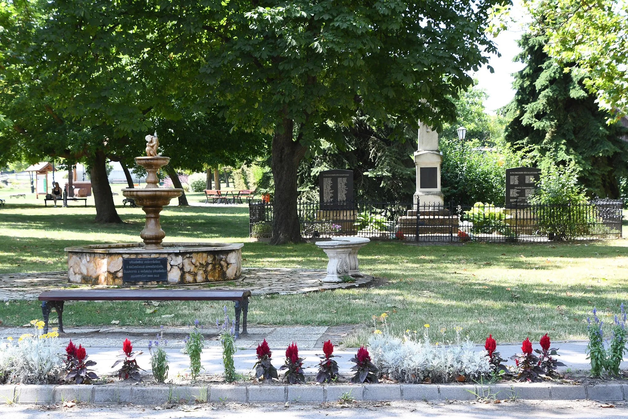Photo showing: Park in Császár, Hungary with fountain and WW memorials