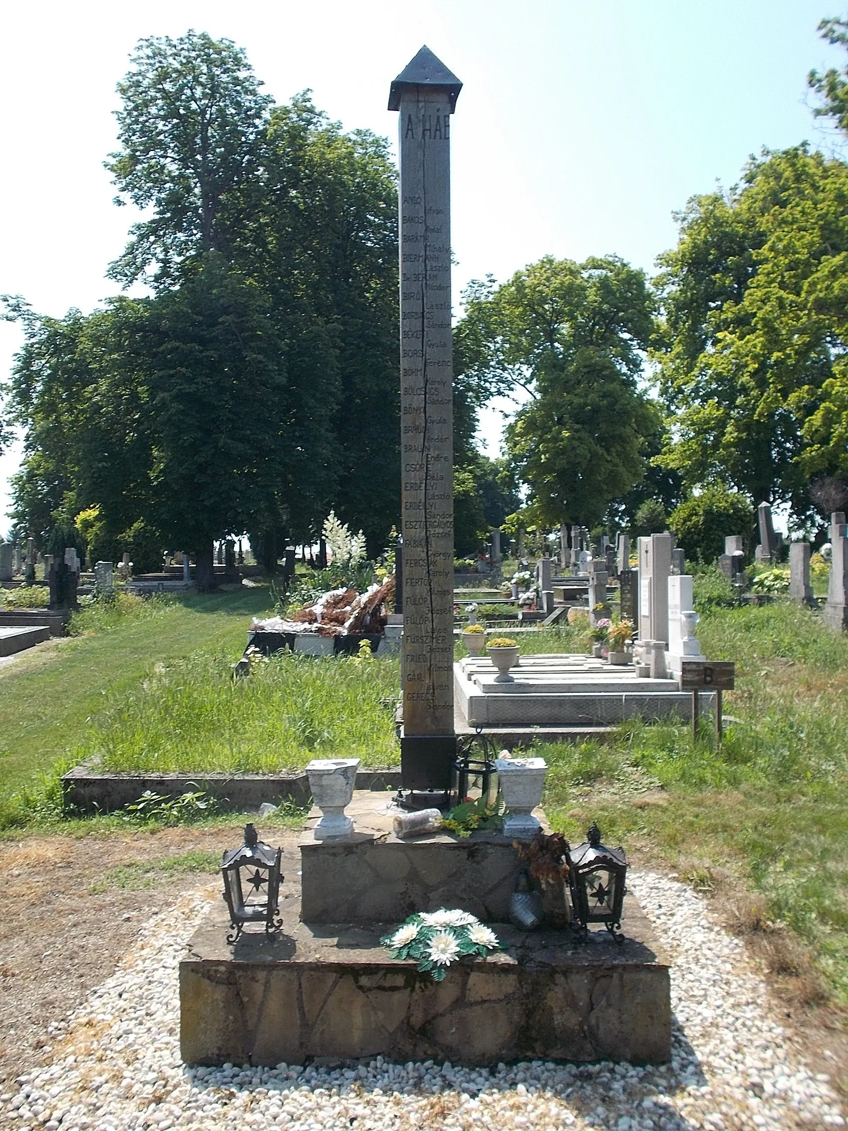 Photo showing: Old Cemetery, war victims kopjafa memorial. - Ifjúság utca, Devecser, Veszprém County, Hungary.