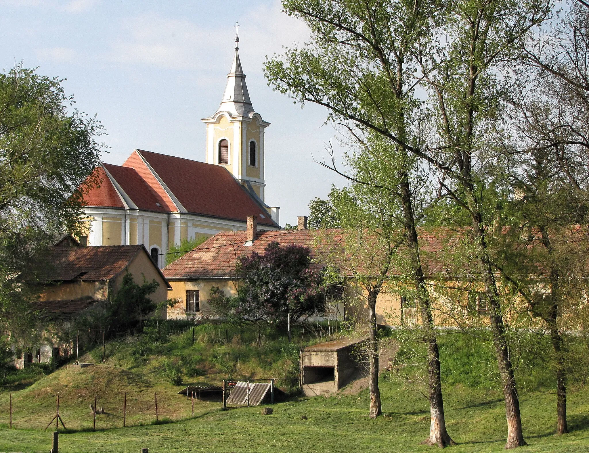 Photo showing: Roman catholic church, Előszállás.