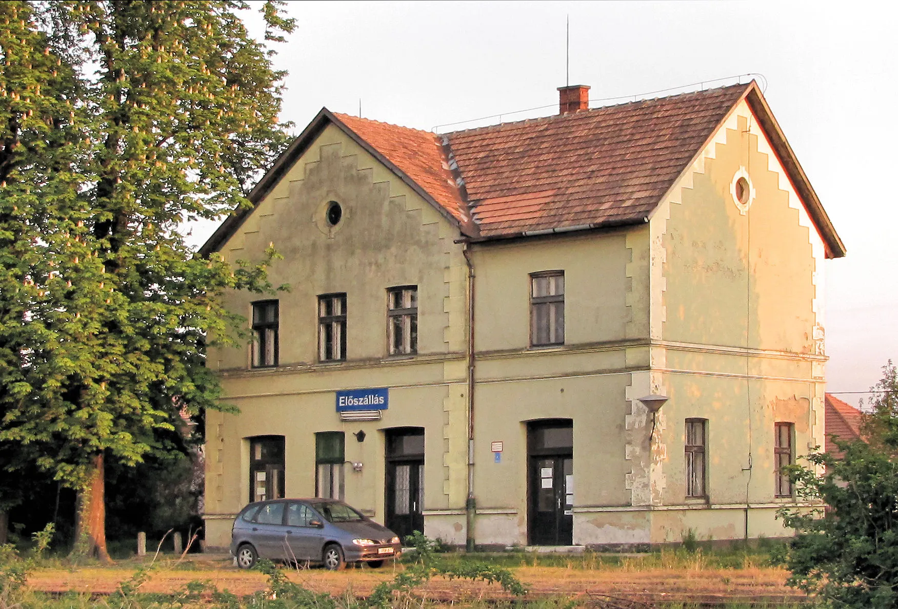 Photo showing: Train station, Előszállás, Hungary. Built in 1896.