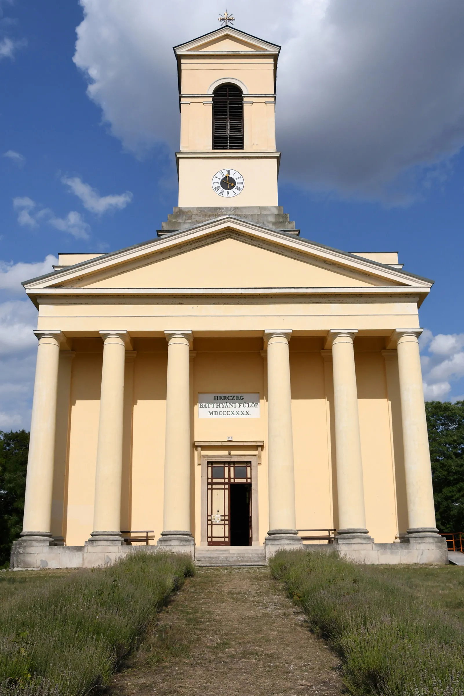 Photo showing: Roman Catholic church in Enying, Hungary