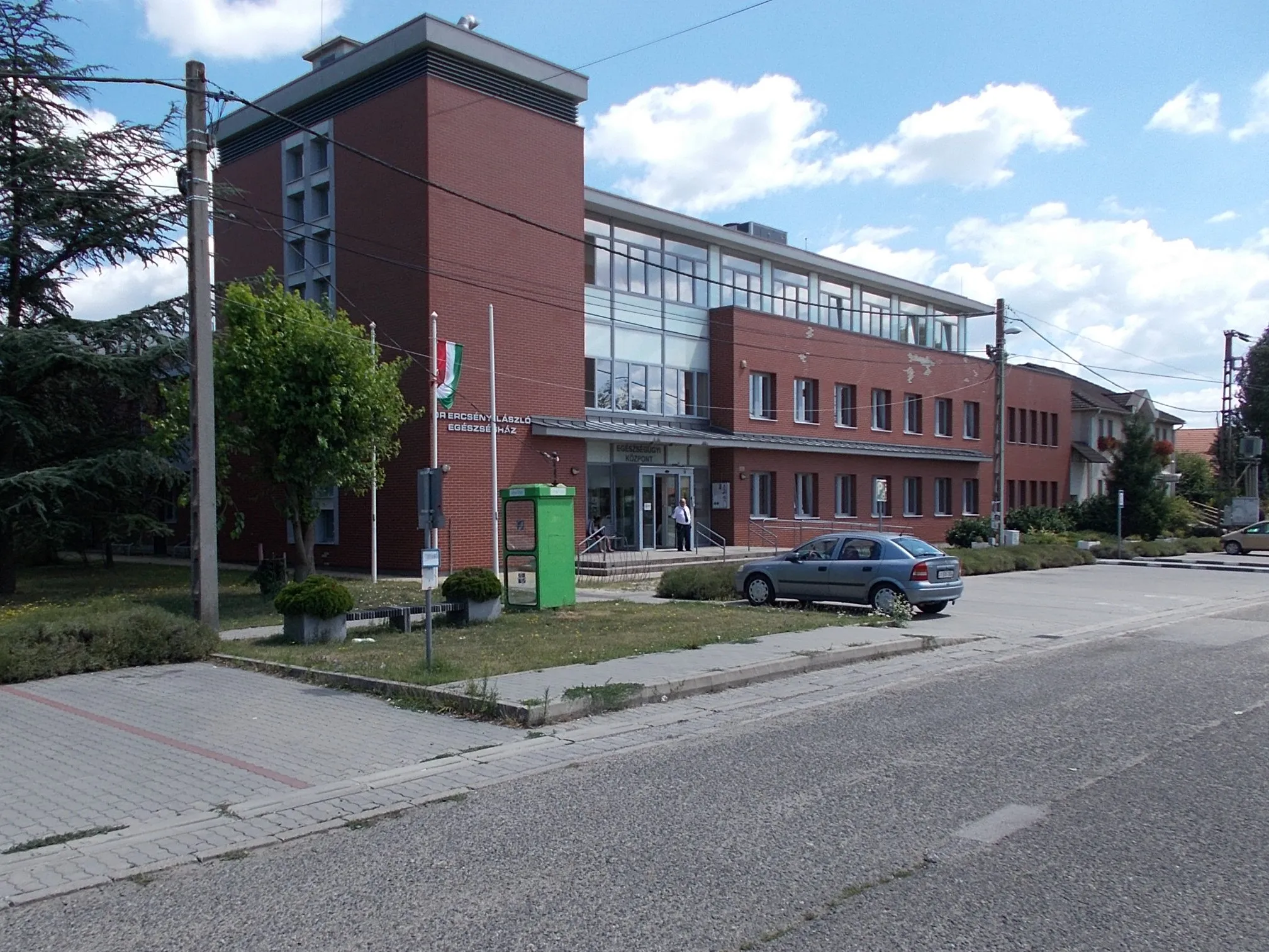 Photo showing: Dr. László Ercsényi Health Center elsewhere Ercsi Medical Center - 14 Esze Tamás Street, Újtelep neighborhood, Ercsi, Fejér County, Hungary.