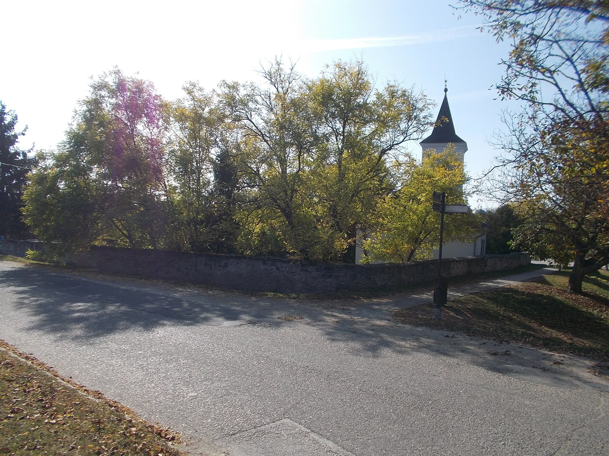 Photo showing: : Reformed Church, stone wall. Late Baroque. - Körpince utca, Etyek, Fejér County, Hungary.