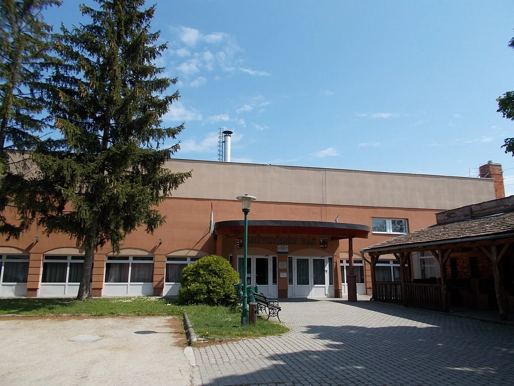 Photo showing: Herend - művelődési ház