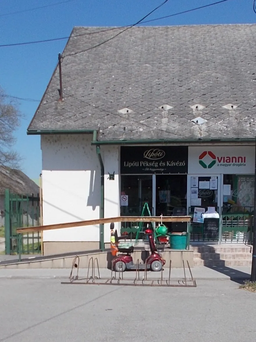 Photo showing: Lipóti Bakery and Café - 40 Fő Street (Road 8116), Kápolnásnyék, Fejér County, Hungary