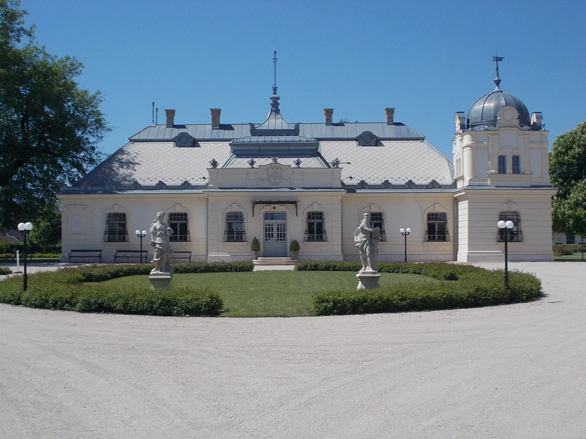 Photo showing: Former Halász mansion, main building. Now Gedeon Halász Center exhibition and event venue. - 10 Deák Ferenc Street, Kápolnásnyék, Fejér County, Hungary.