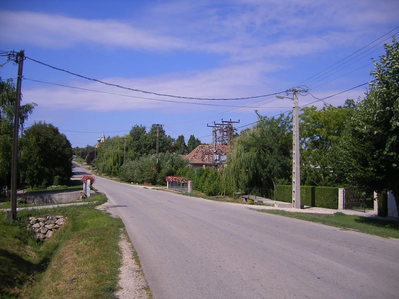 Photo showing: Kocs - Kossuth utca (a Tata-Győr országút /a régi Mészárosok útja/ része)