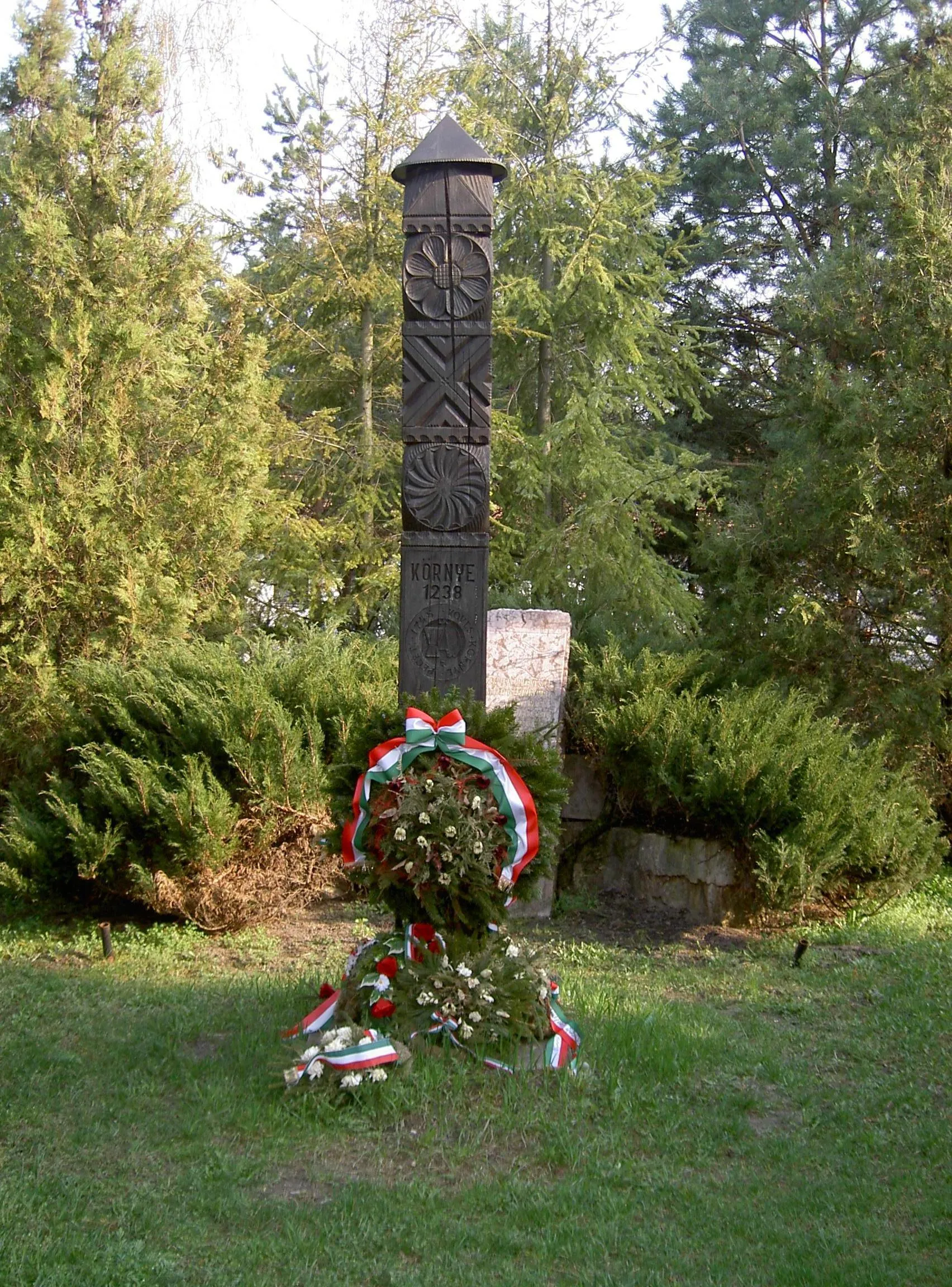 Photo showing: Alapítási emlékmű, Környe