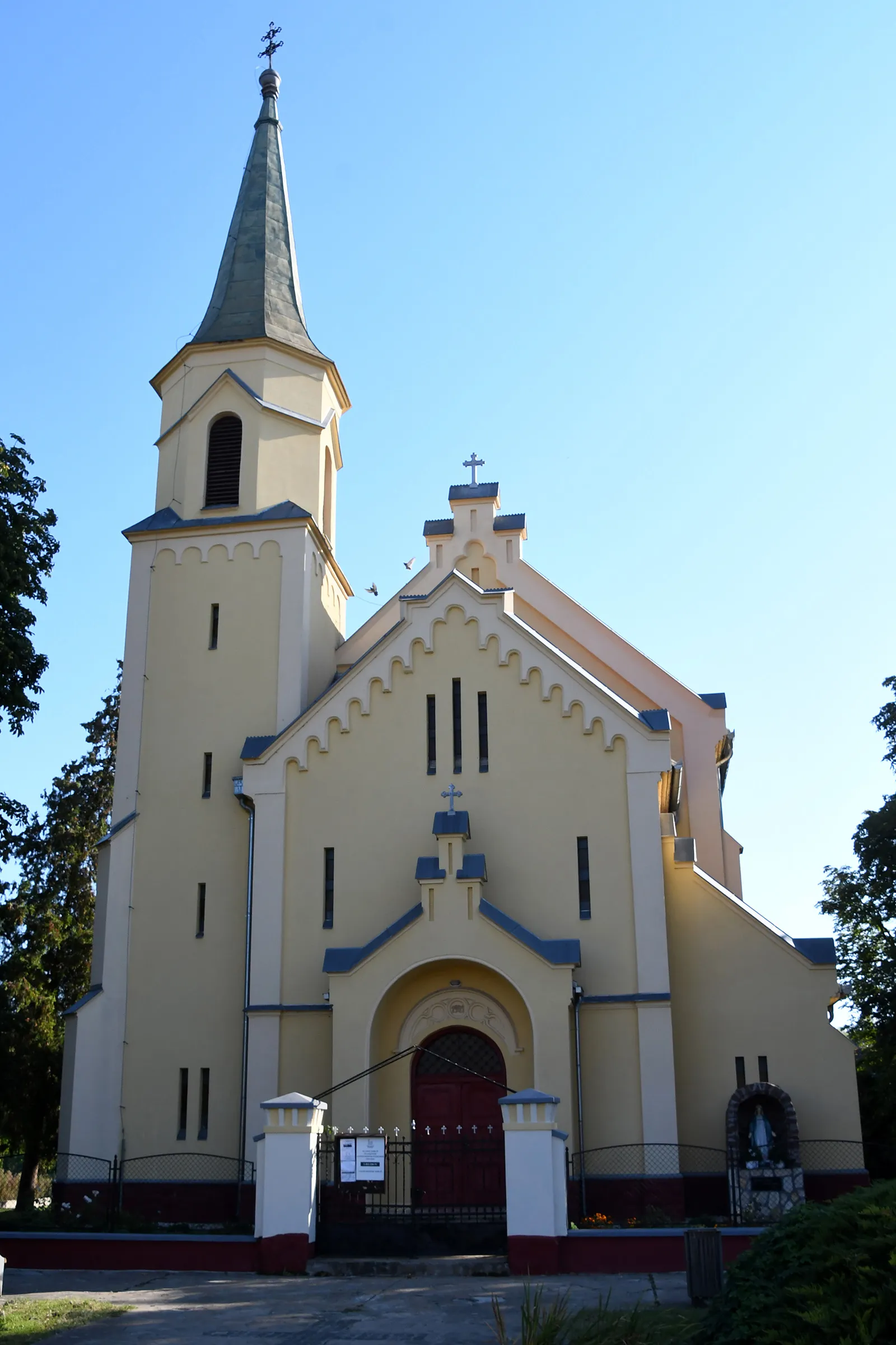 Photo showing: Roman Catholic church in Lajoskomárom, Hungary