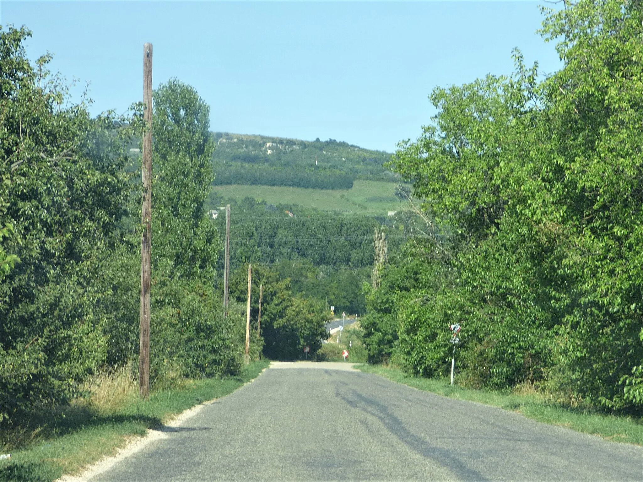 Photo showing: A 11041-es út Mány felől, látszik a 1104 is