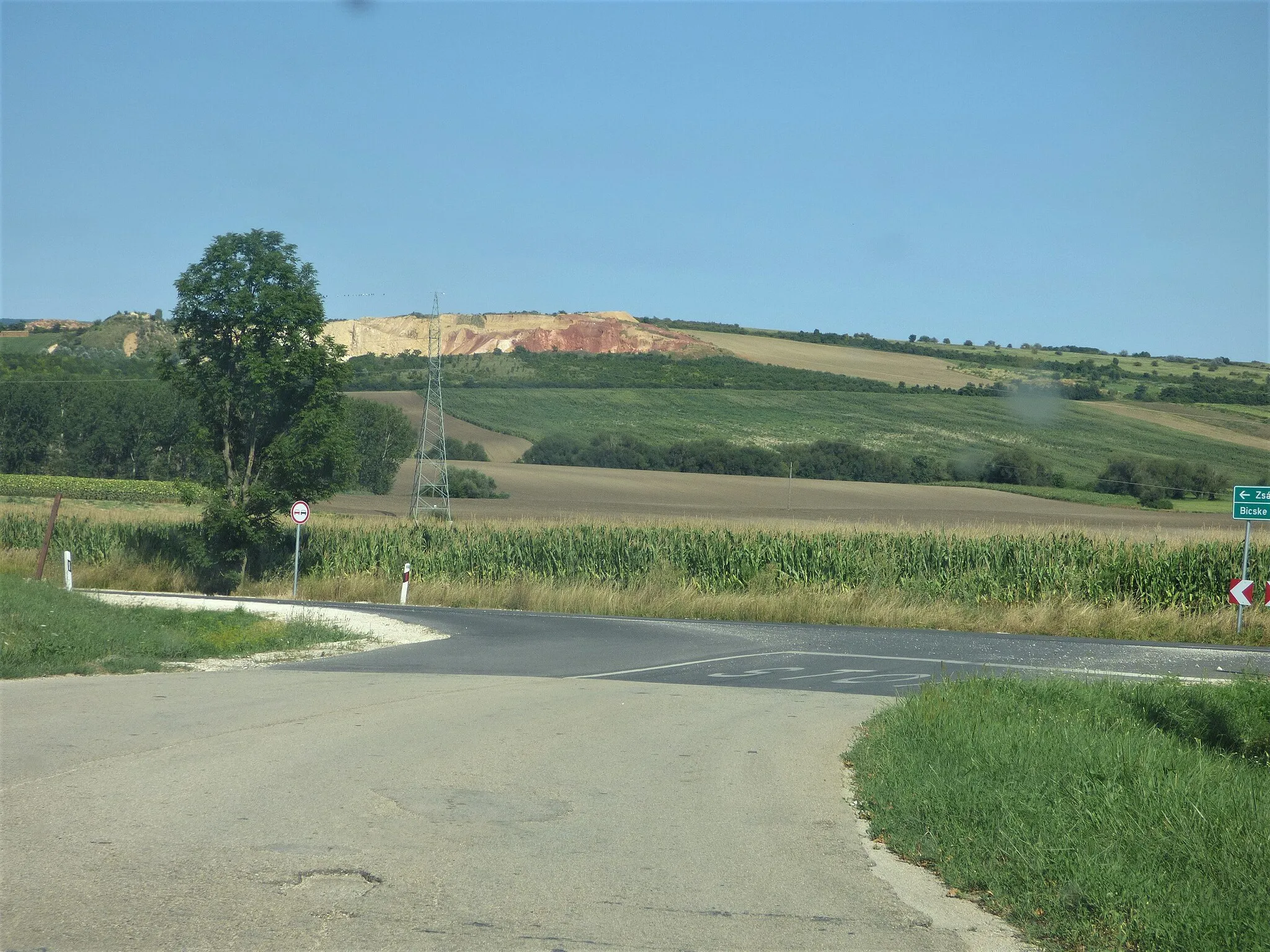 Photo showing: A 11041-es út betorkollása a 1104-esbe Mány keleti szélén