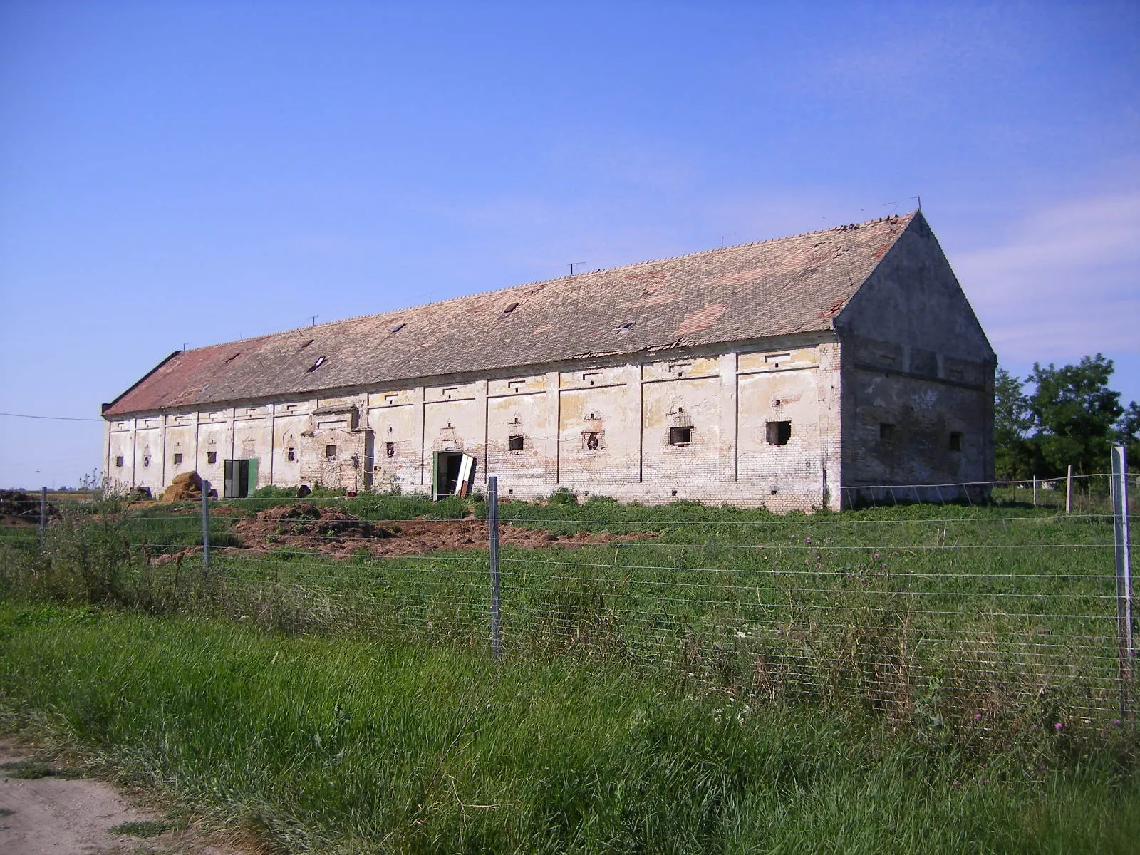 Photo showing: Bencés szerzetesrend épületmaradványai: rendház, istálló, magtár. Azonosító	-9808
- Komárom-Esztergom m., Mocsa, Tömördpuszta