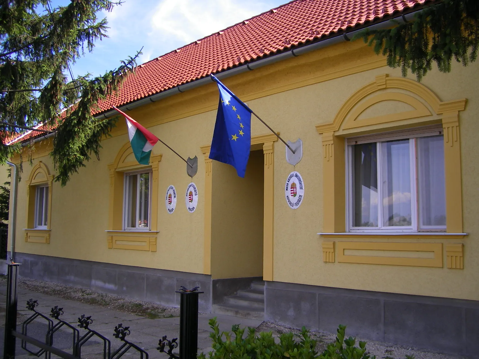 Photo showing: Mocsa - községháza