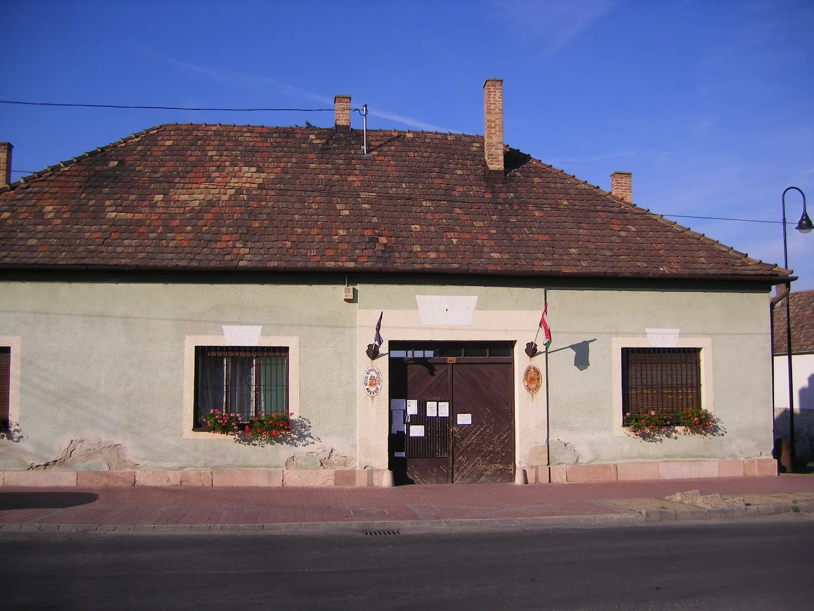 Photo showing: Naszály - town hall