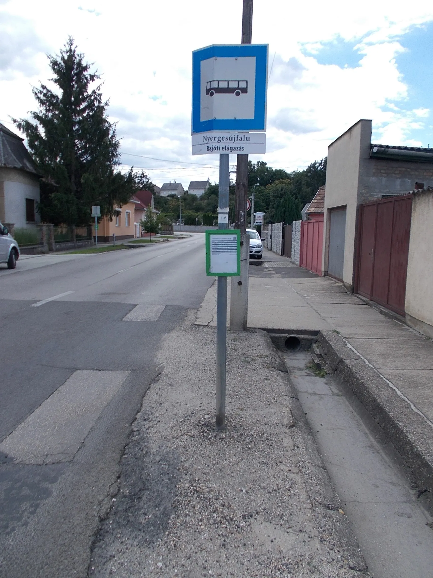 Photo showing: : 'Nyergesújfalu, bajóti elágazás' bus stop - Munkácsy liget, Nyergesújfalu, Komárom-Esztergom County, Hungary.