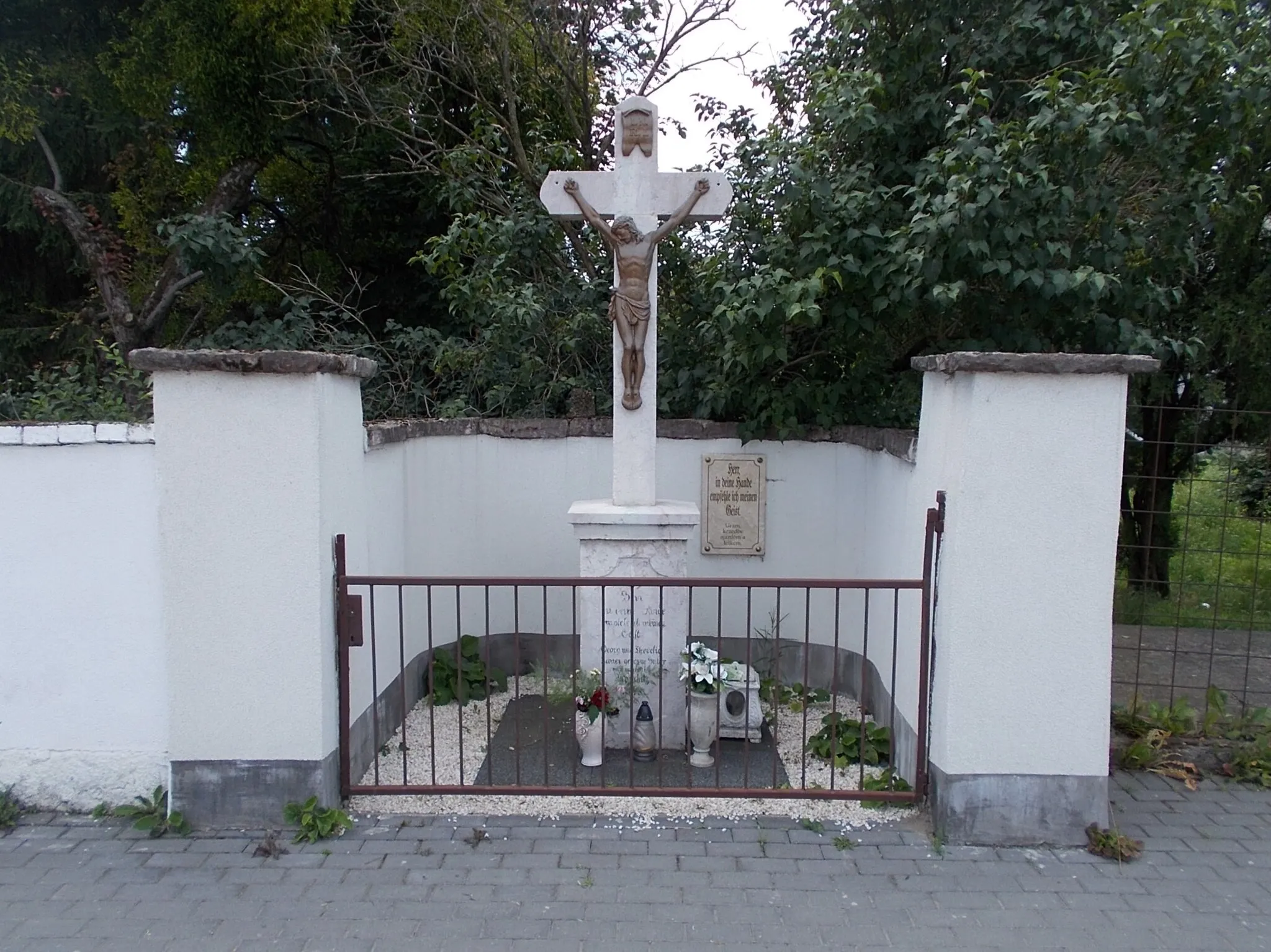 Photo showing: : Crucifix (1848) - 196 or 200 Kossuth Lajos Street (Route 10), Nyergesújfalu, Komárom-Esztergom County, Hungary.