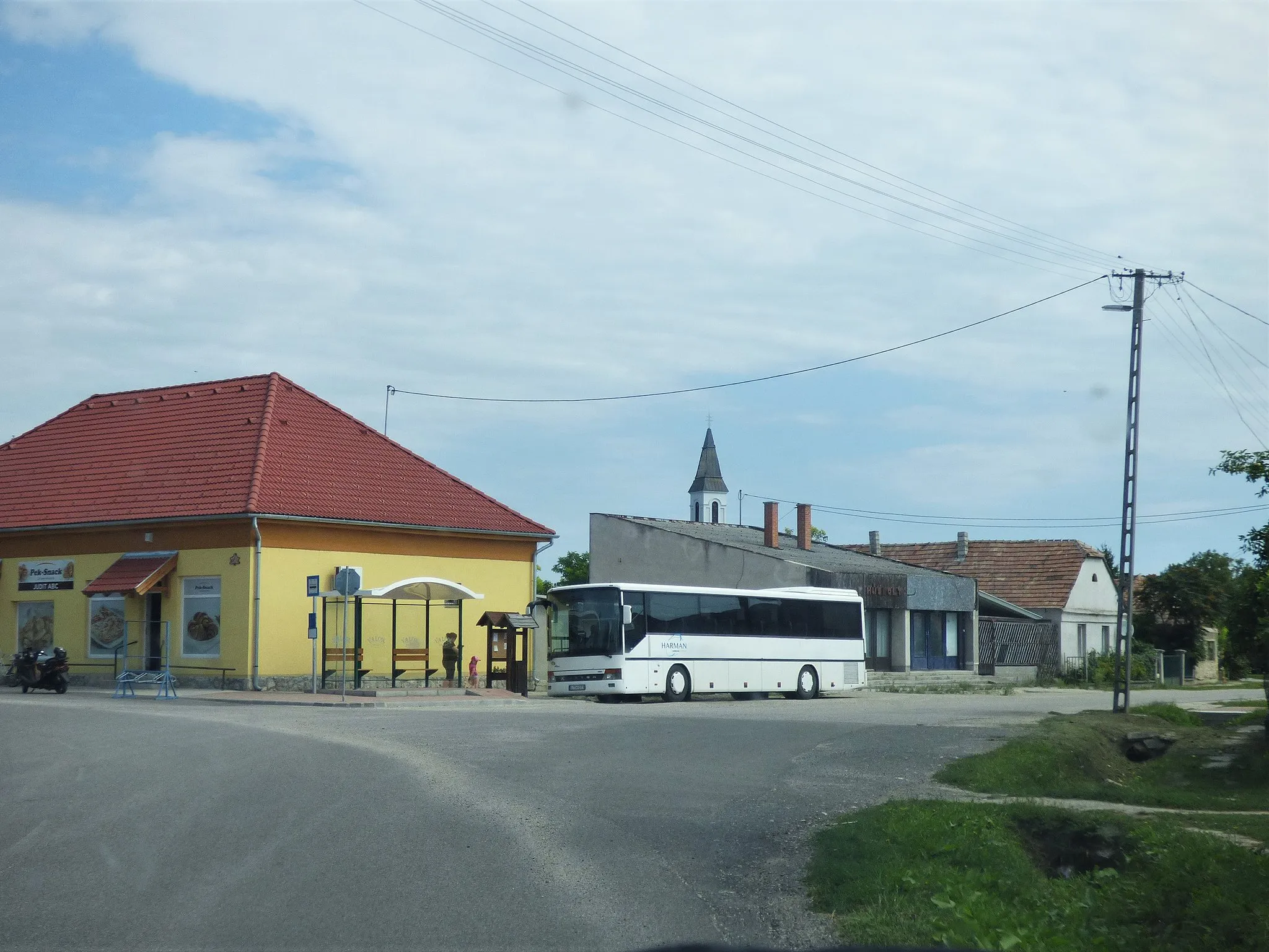 Photo showing: A 72108-es út Ősi buszmegállójánál