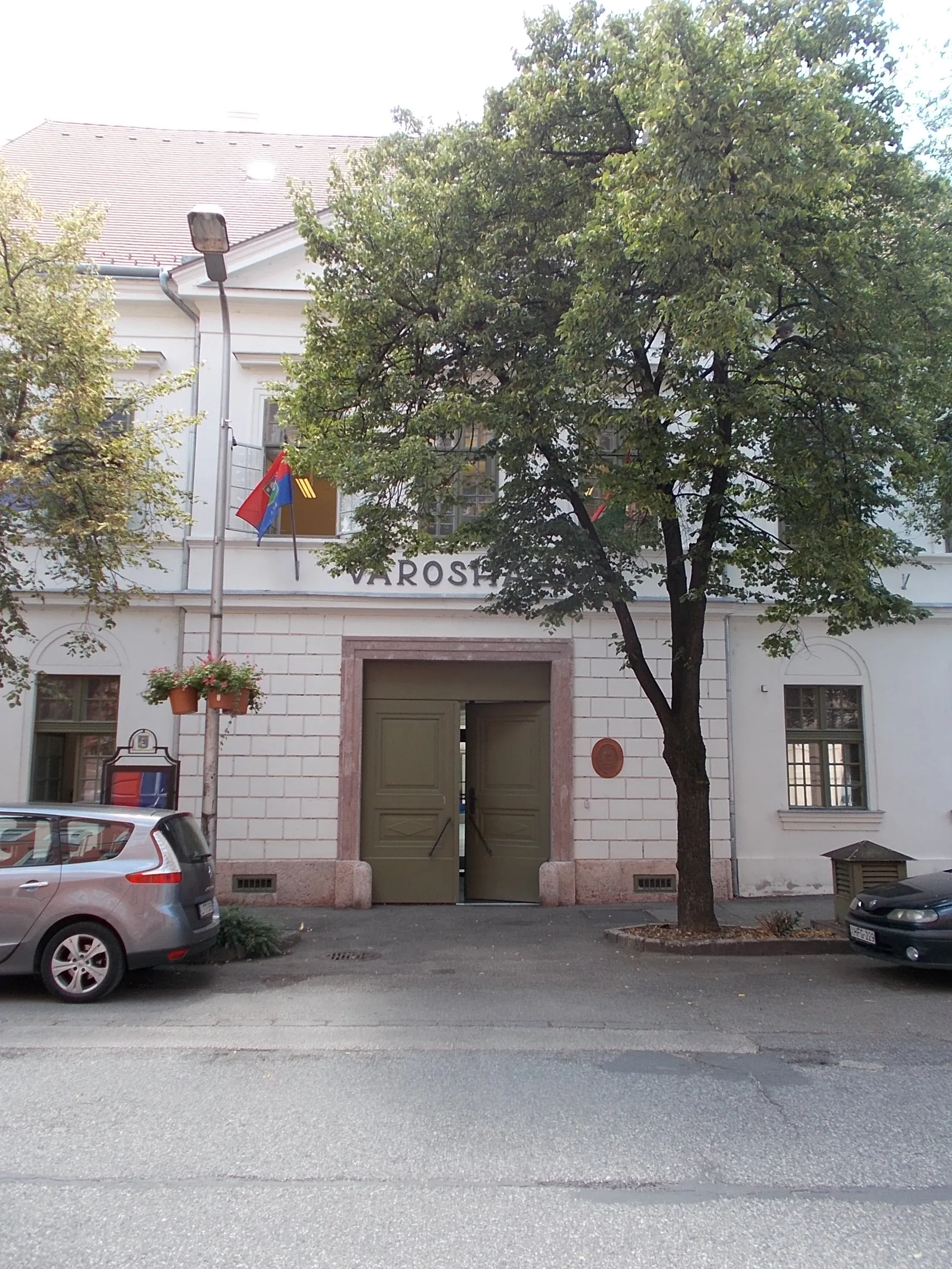 Photo showing: : Town Hall. Built in 1823. Early neoclassicist. City CoA in the mid avant-corps  - 7 Fő Street, Downtown, Pápa, Veszprém County, Hungary.