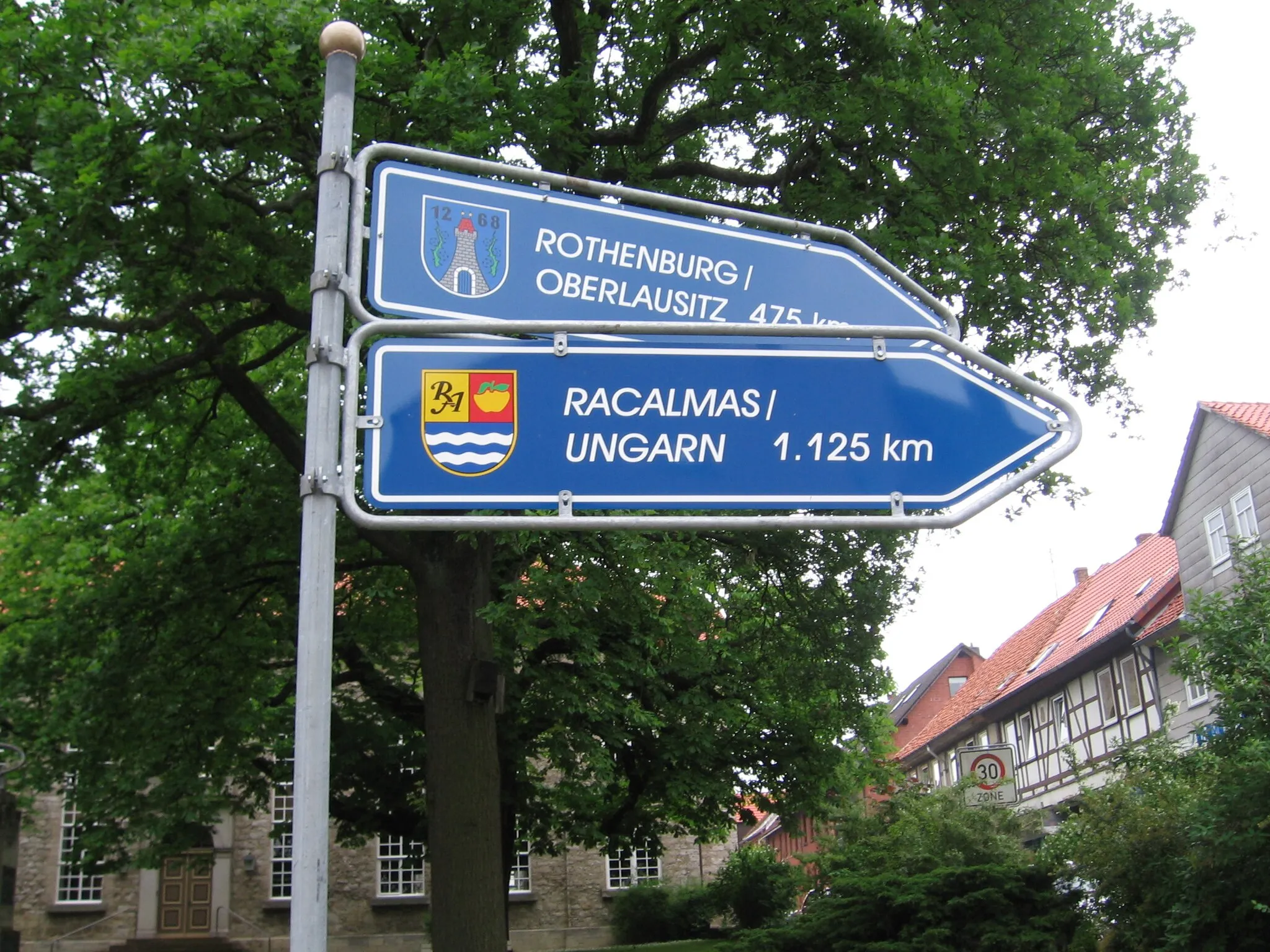 Photo showing: A sign in the German city Dransfeld showing that the city has Town twinnings with Rothenburg/Oberlausitz and Rácalmás (Hungary).