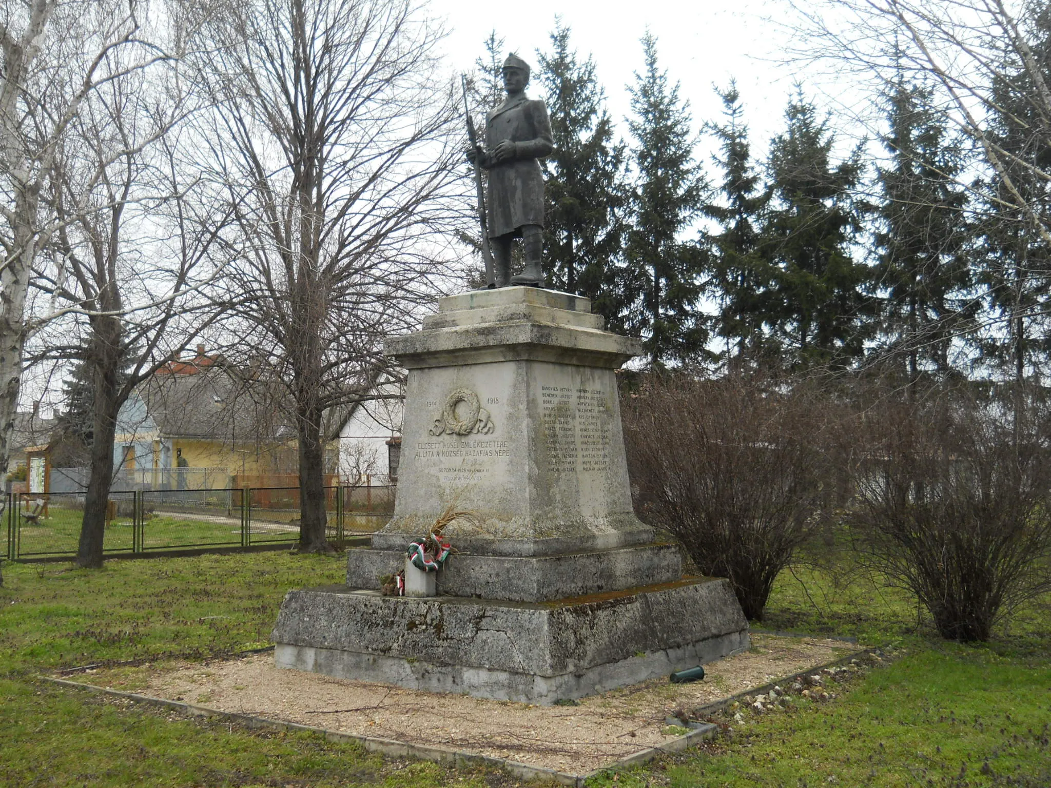 Photo showing: Soponya - első világháborús emlékmű