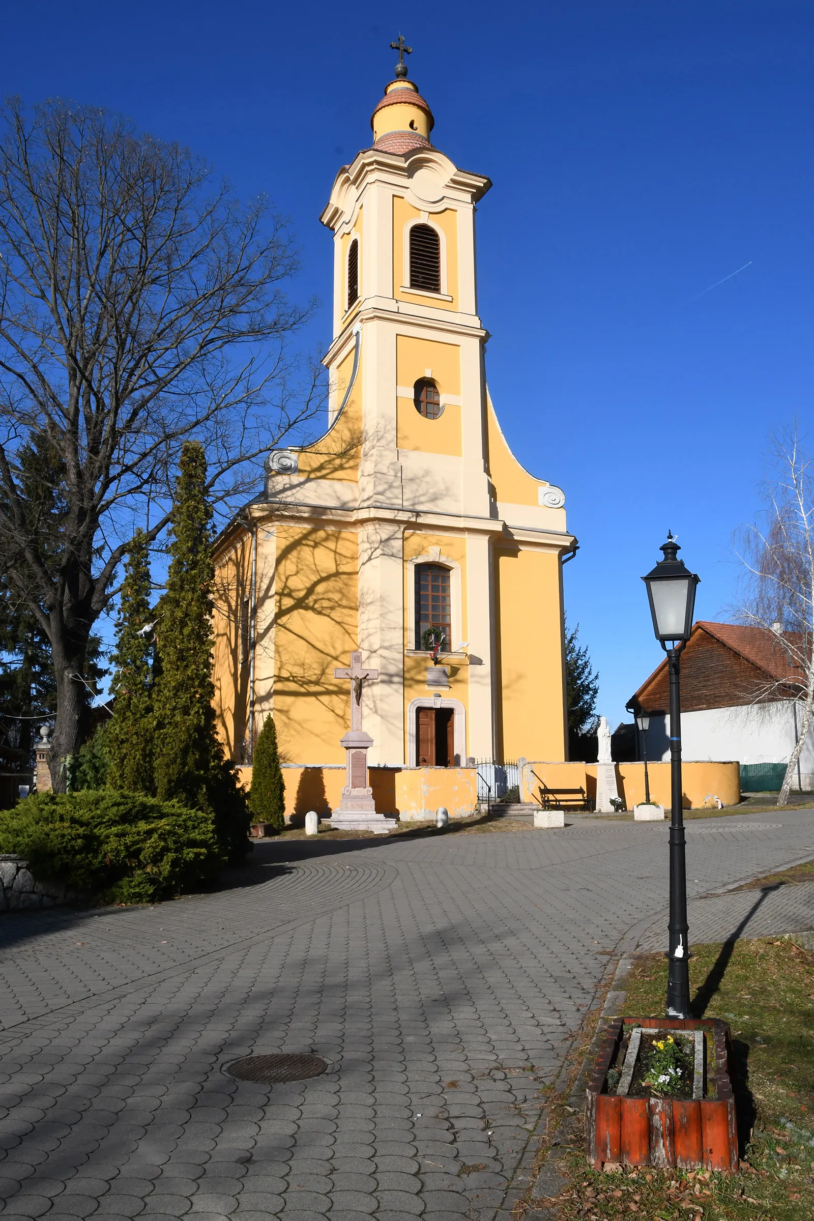 Photo showing: Roman Catholic church in Süttő, Hungary