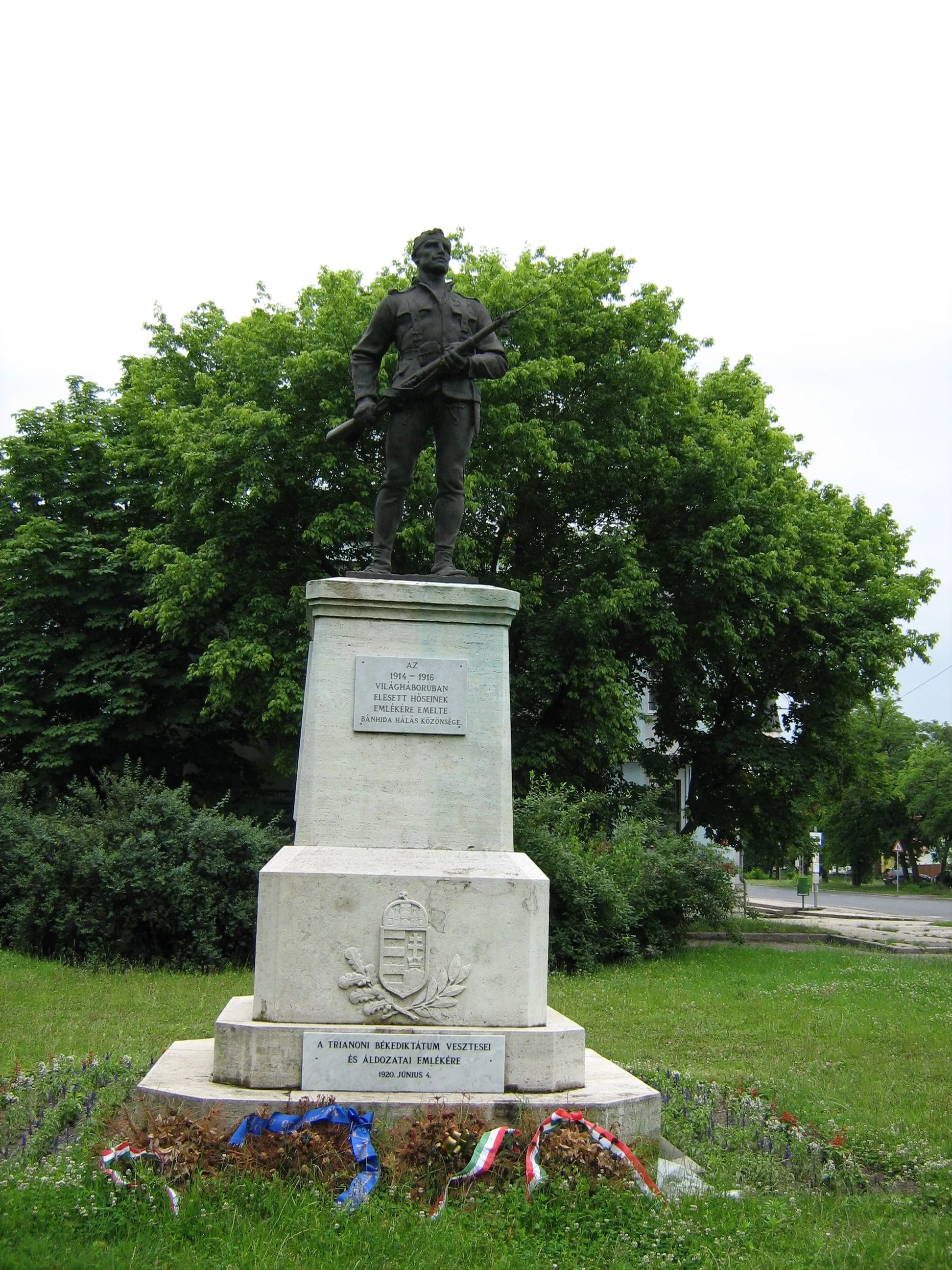 Photo showing: Első világháborús emlékmű, Tatabánya-Bánhida (Görömbey Imre alkotása, 1927)