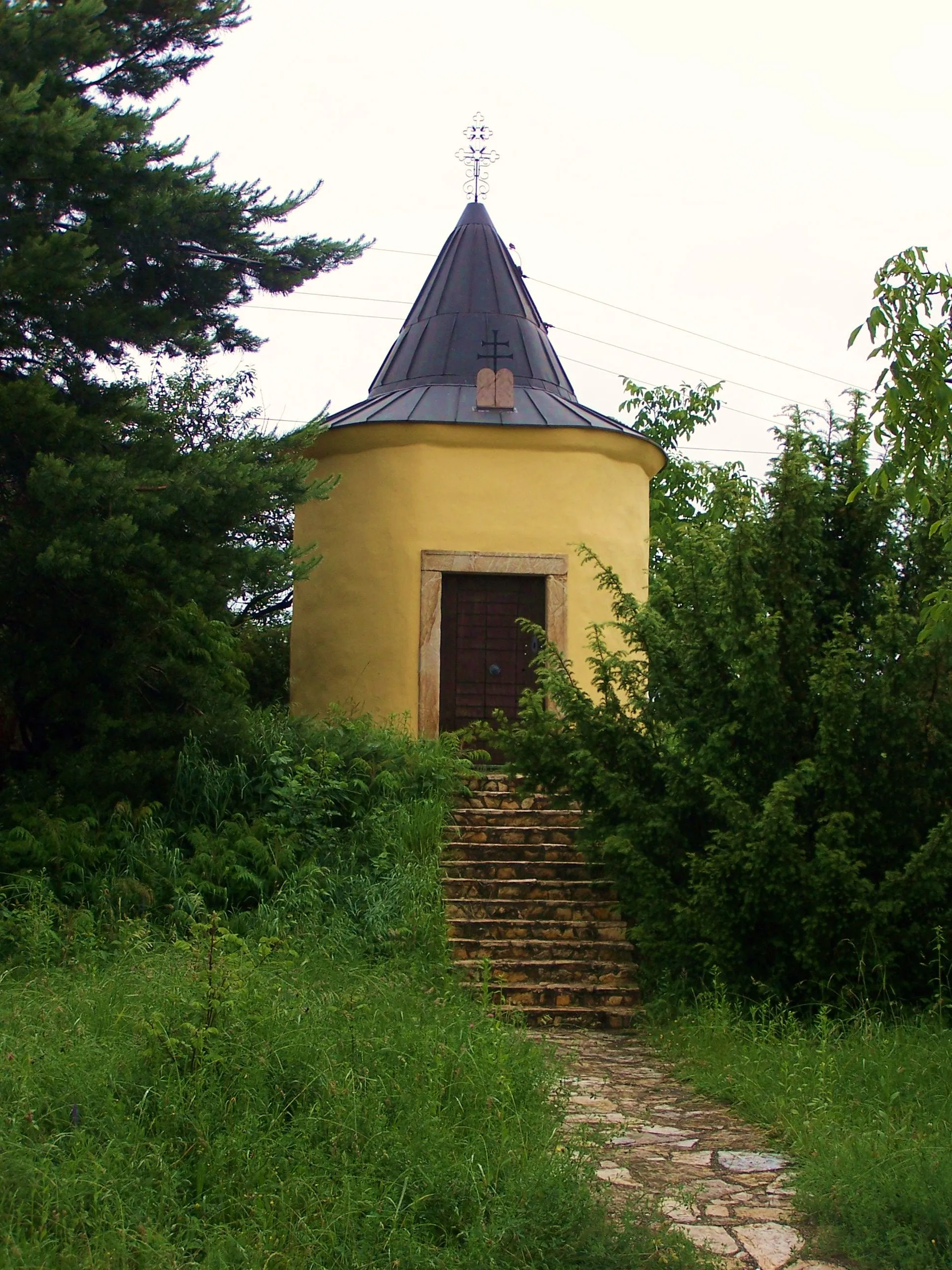 Photo showing: Szentháromság római katolikus kápolna (Tokod, Kossuth Lajos utca 104. előtt)