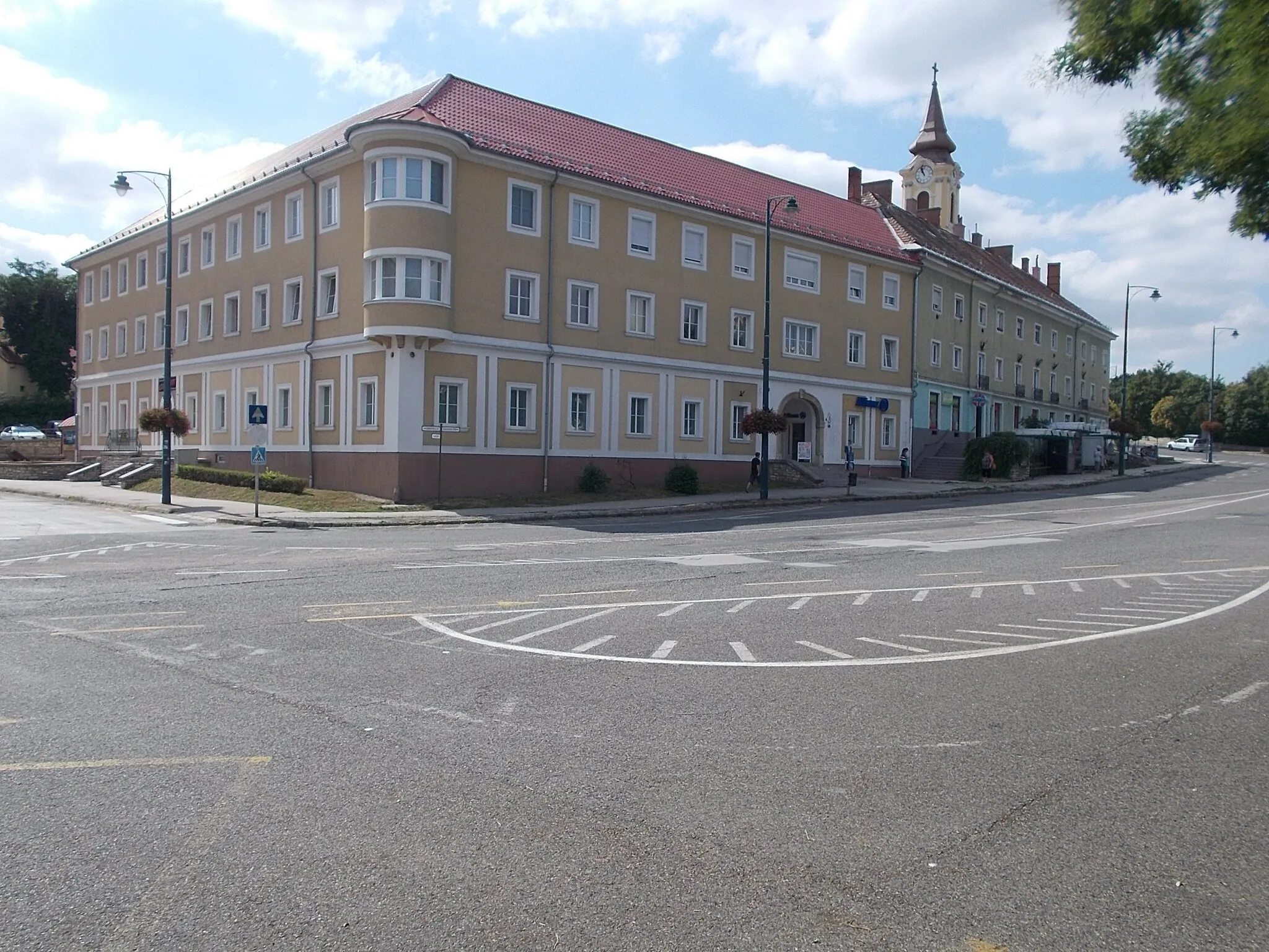 Photo showing: : Former Palota Hotel. - 5 Szabadság Square, Várpalota, Veszprém County, Hungary.