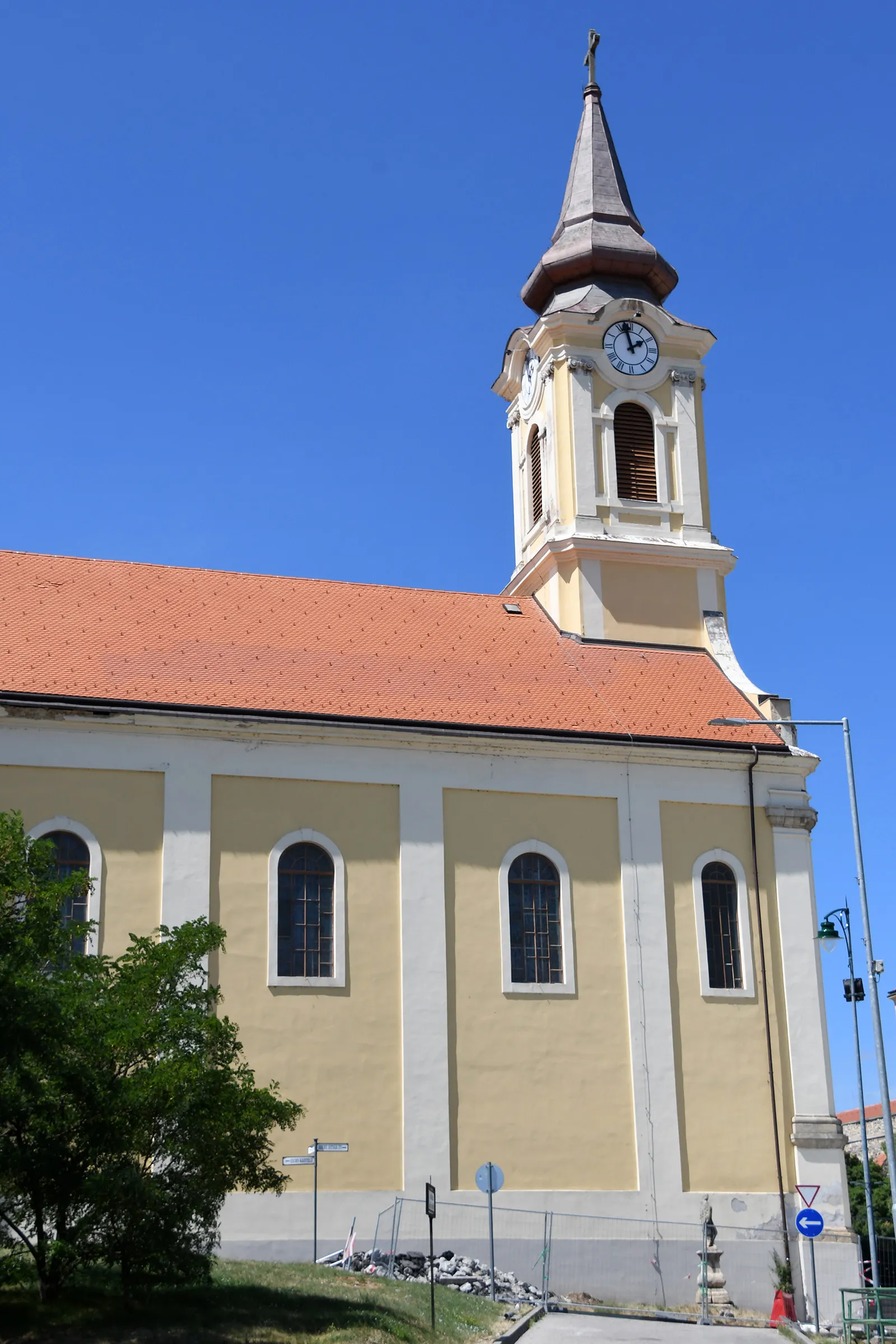 Photo showing: Roman Catholic church in Várpalota, Hungary