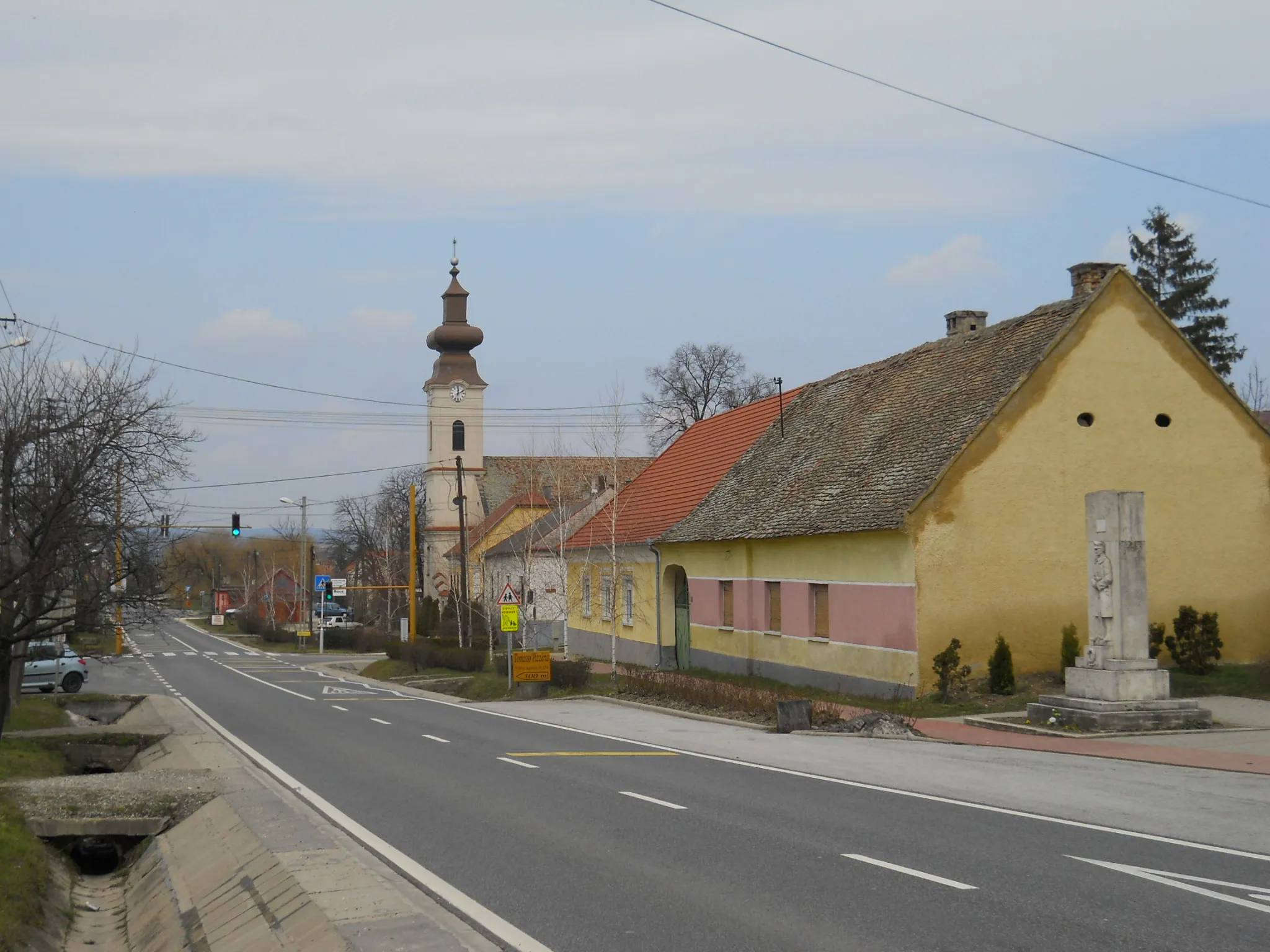 Photo showing: Zámoly - Kossuth utca, háttérben a katolikus templom