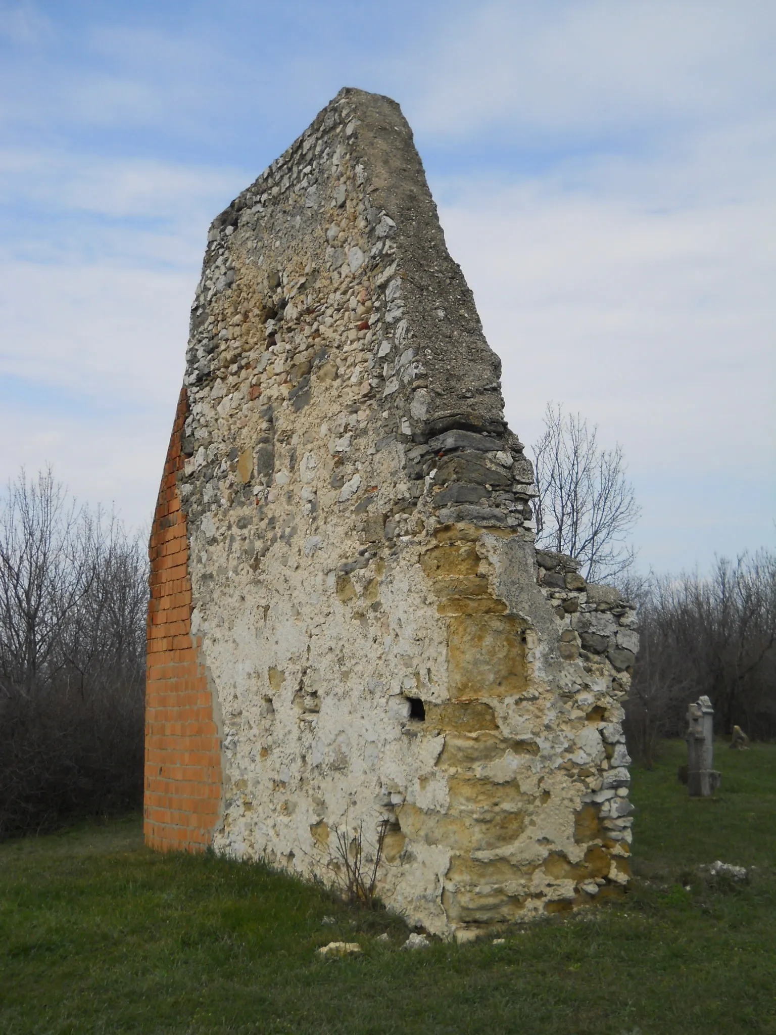 Photo showing: Zámoly - középkoritemplom-rom a temetőben